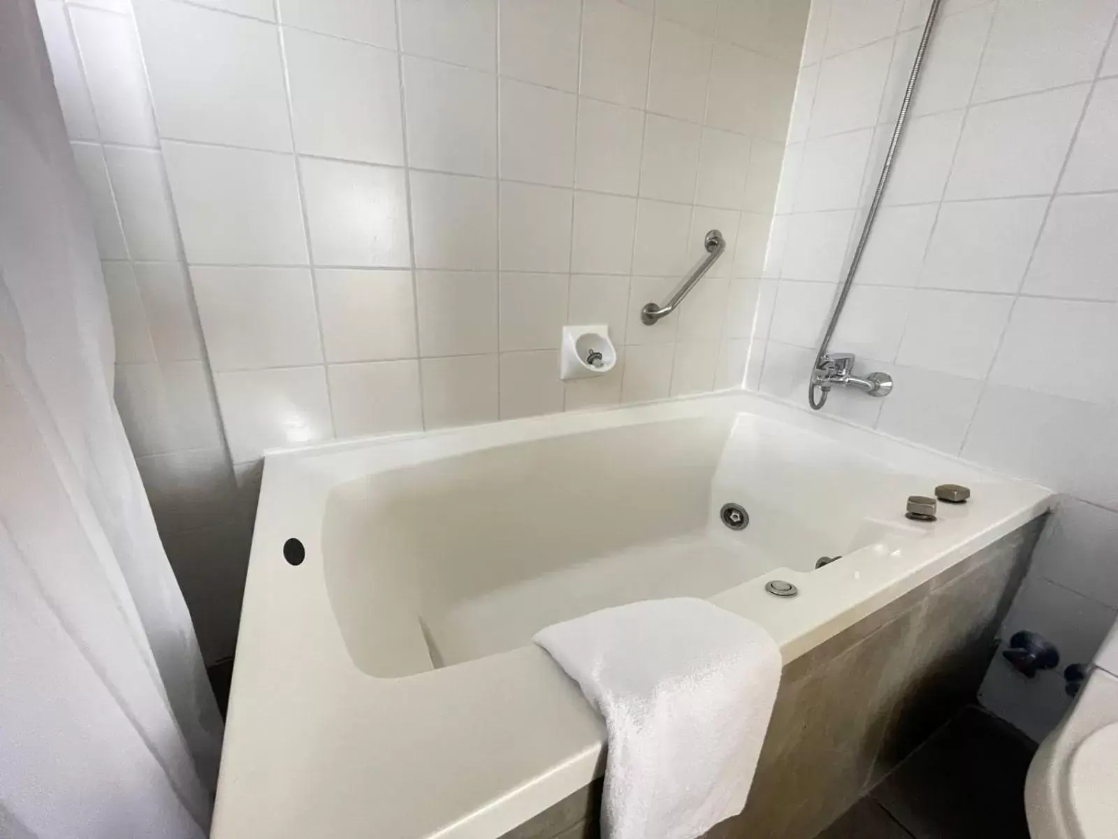 Hot Tub, Bathroom in Gala Hotel