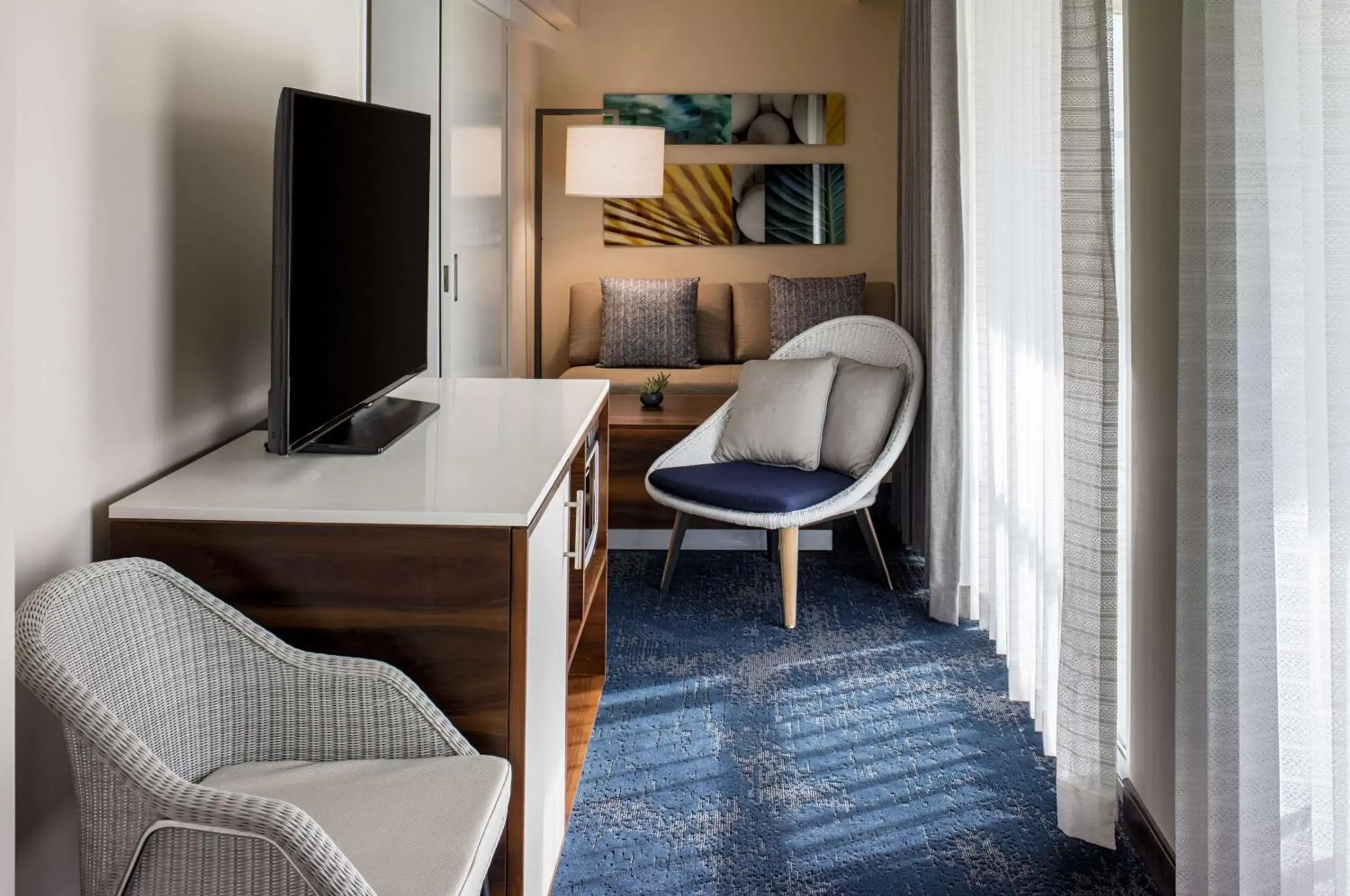 Bedroom, Seating Area in Hilton Garden Inn Waikiki Beach