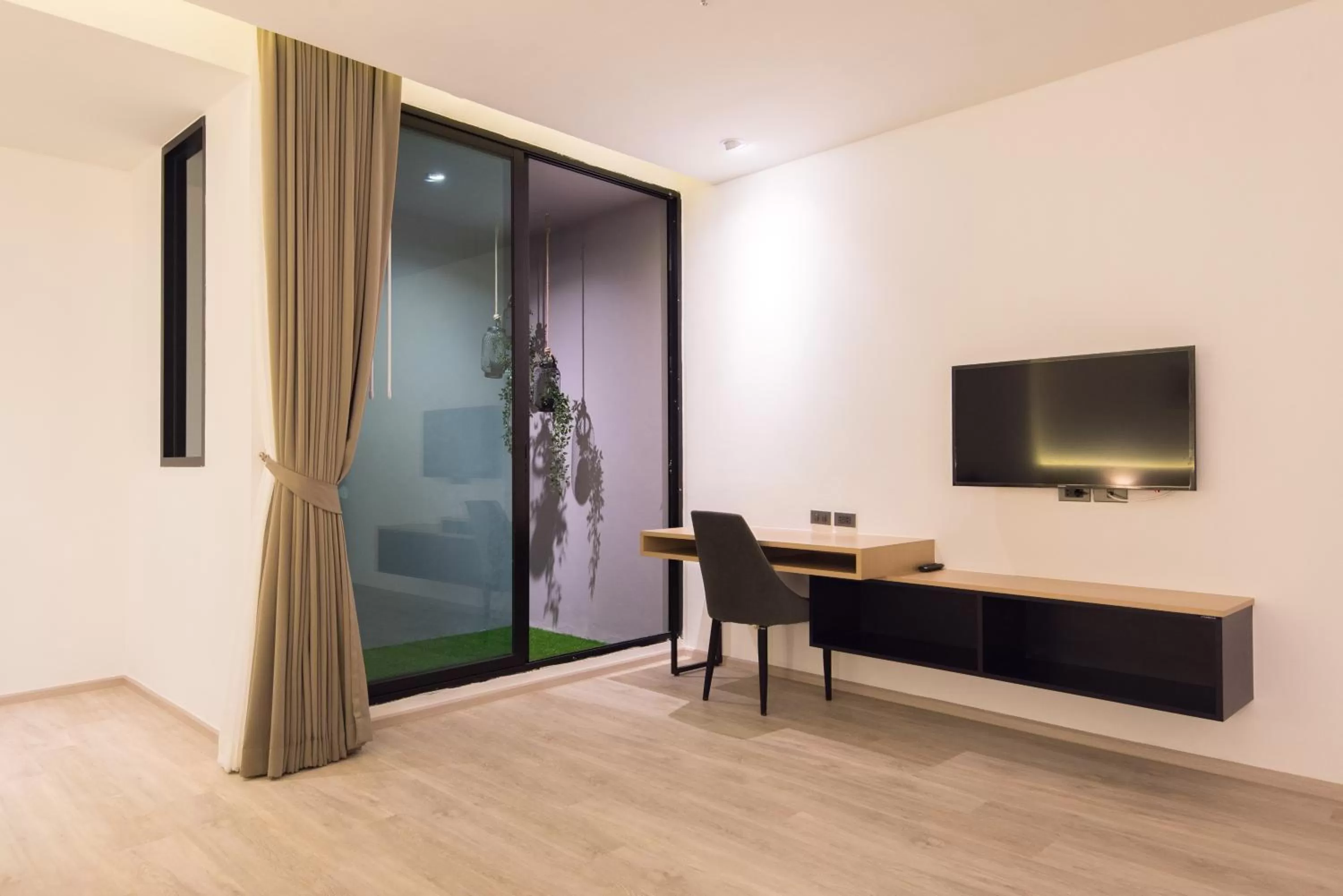 TV and multimedia in Madison Bangkok Hotel