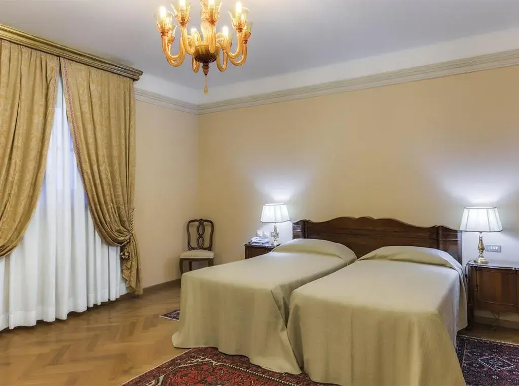 Bed in Villa Fenaroli Palace Hotel