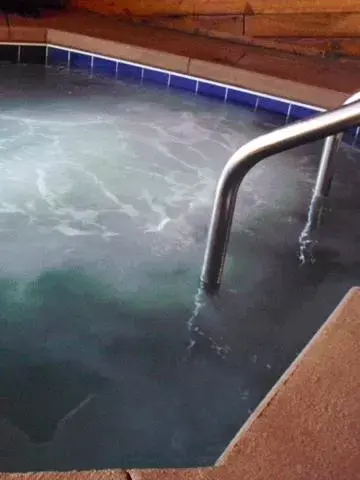 Hot Tub, Swimming Pool in Village Inn on the Lake
