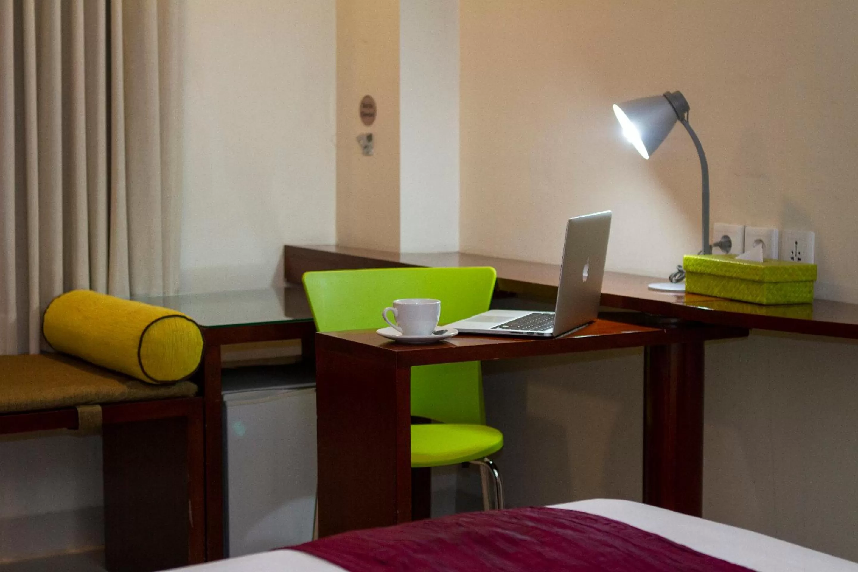 Seating area, Bed in PrimeBiz Hotel Kuta