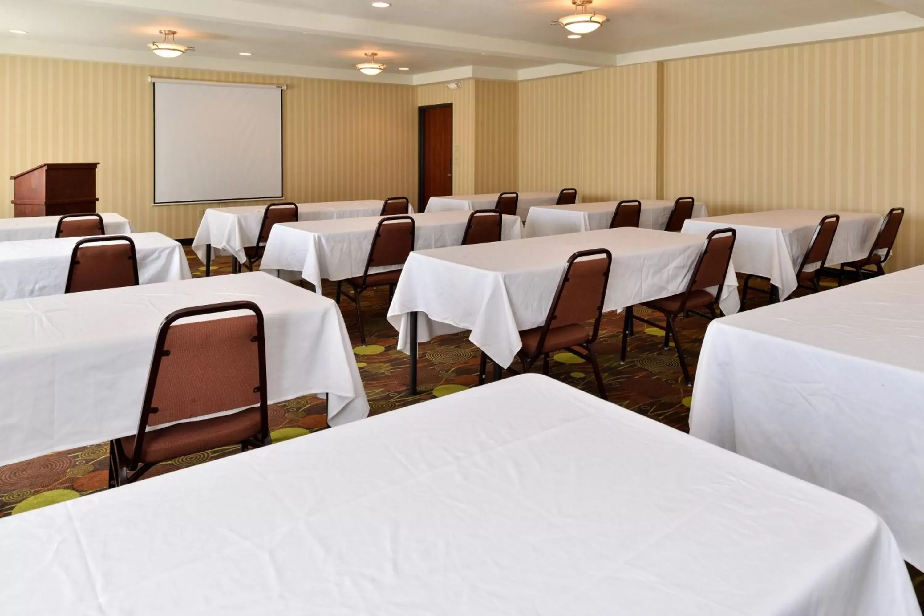 Meeting/conference room in Holiday Inn Express Portland South - Lake Oswego, an IHG Hotel