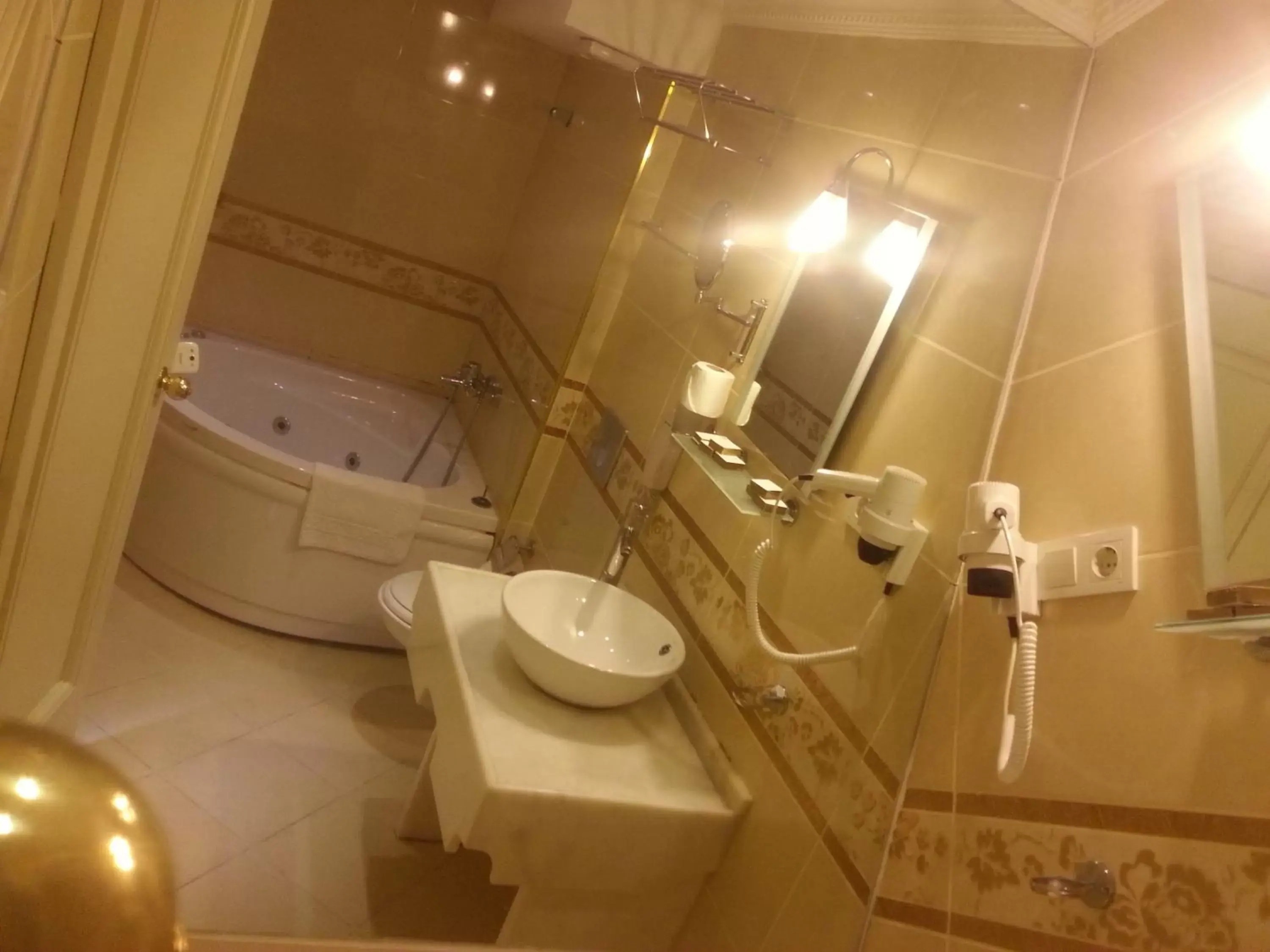Photo of the whole room, Bathroom in Sirkeci Park Hotel