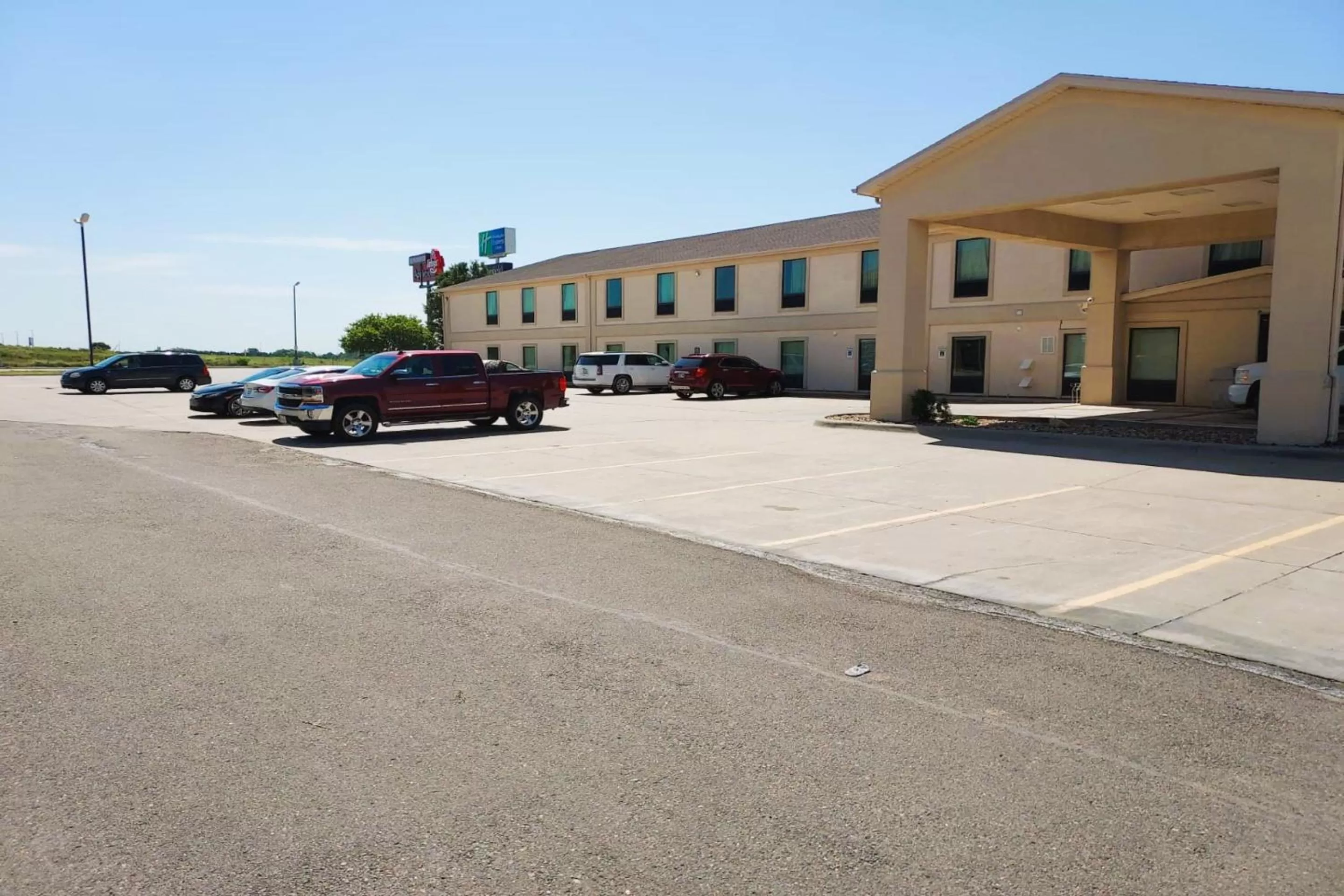 Parking, Property Building in McPherson Inn By OYO, I-135