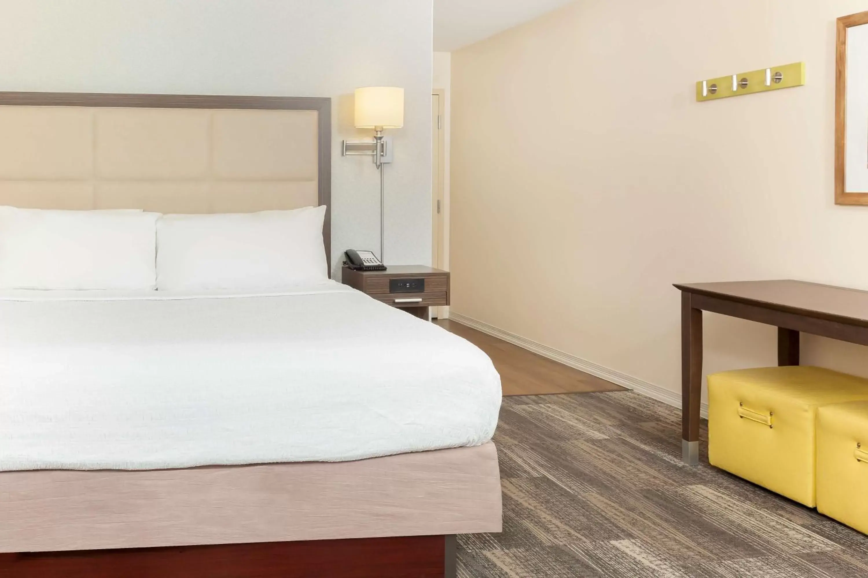 Bed in Hampton Inn & Suites Niles/Warren, OH