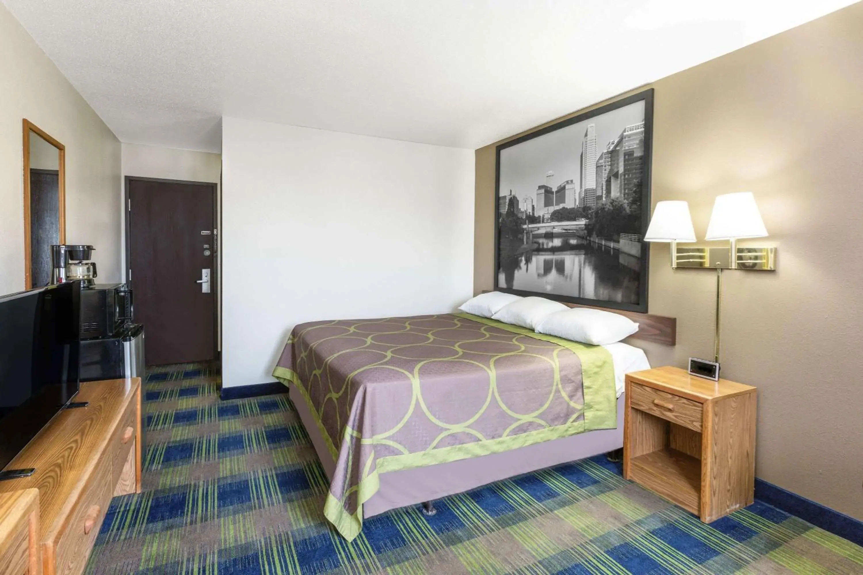 Photo of the whole room, Bed in Super 8 by Wyndham Columbus