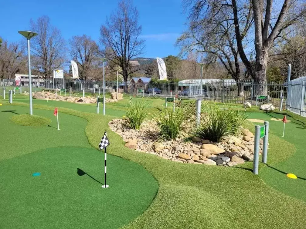 Minigolf, Garden in Bright Motor Inn