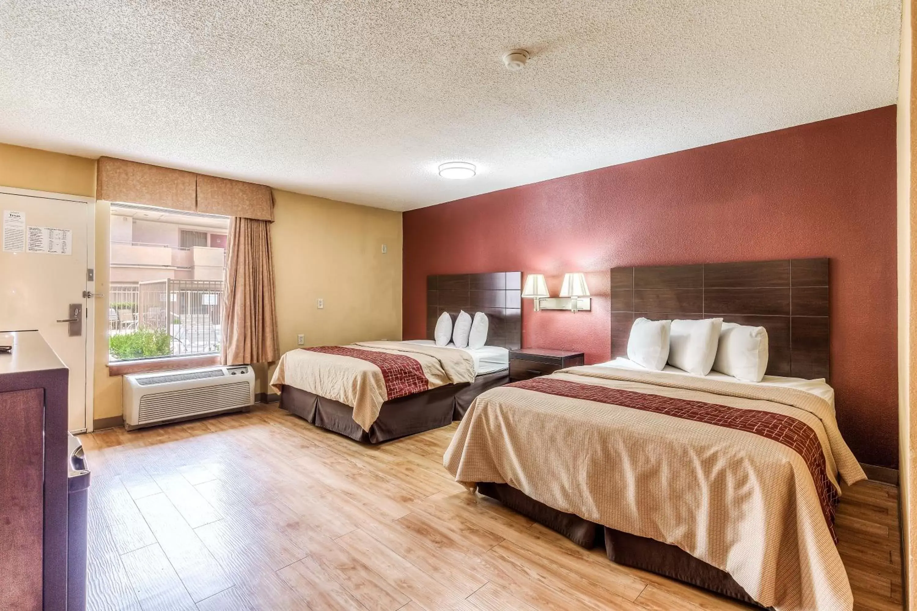 Photo of the whole room, Bed in Red Roof Inn Amarillo West