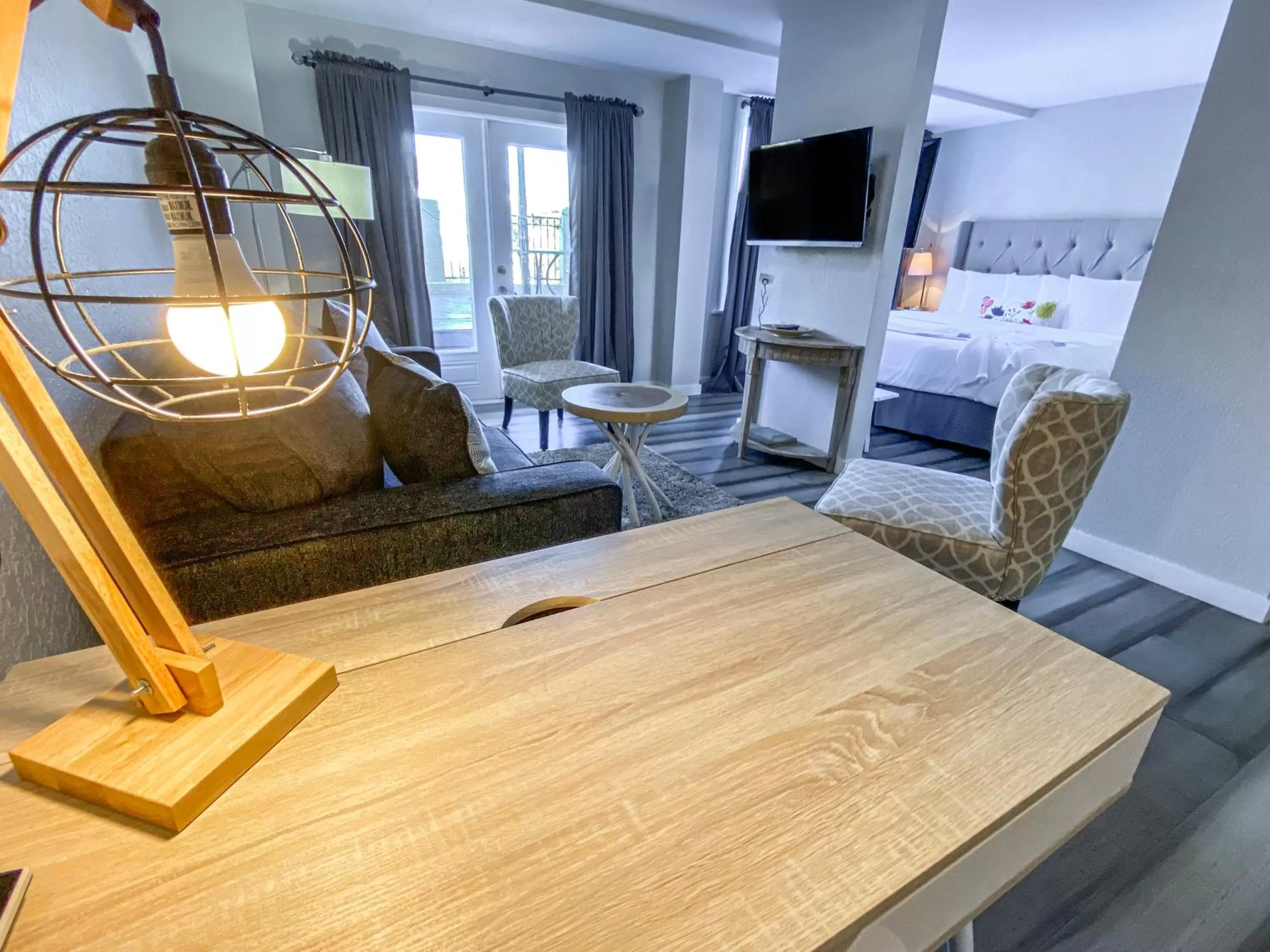 Communal lounge/ TV room, Bed in Artisan Downtown