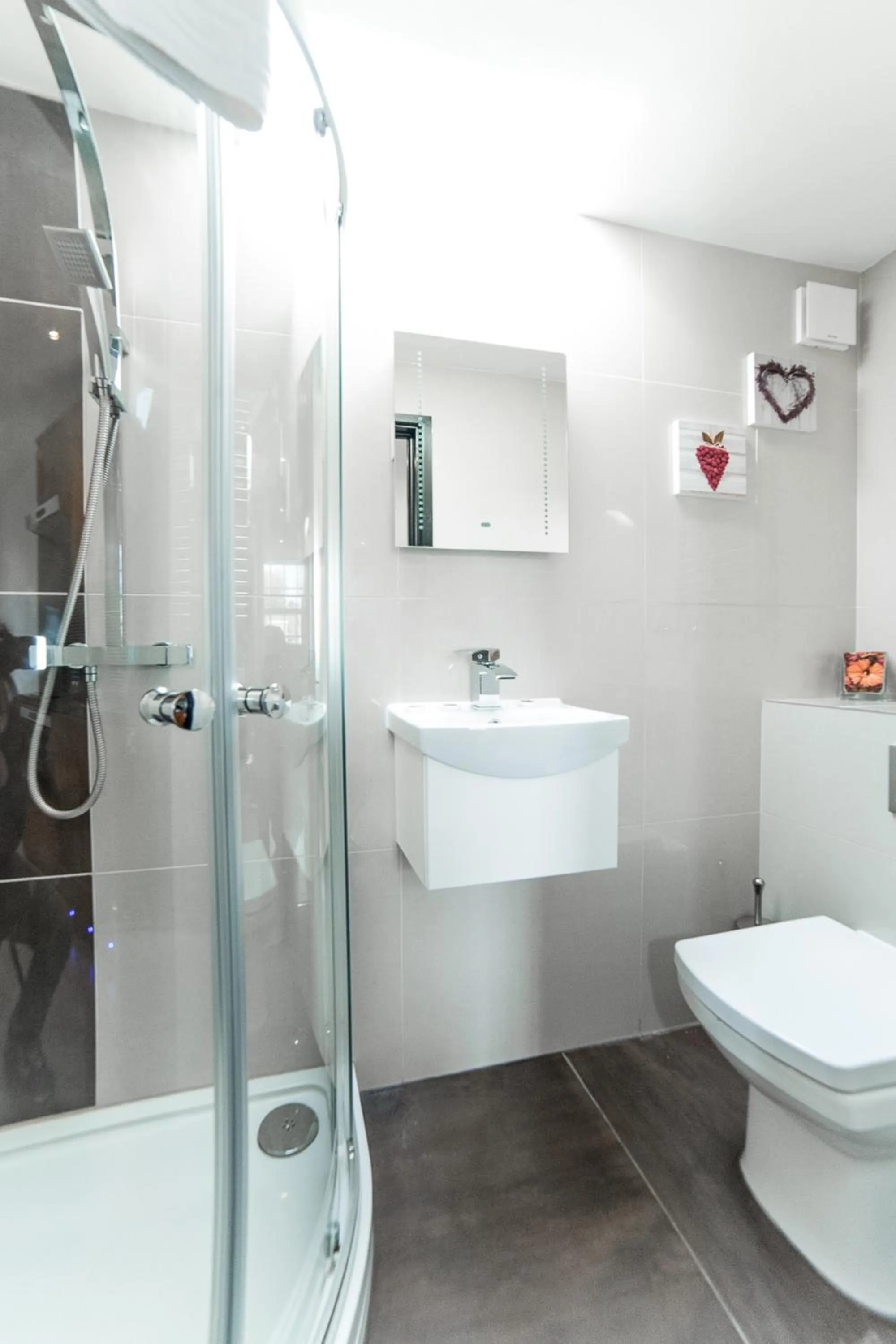 Shower in Imperial Court Suites