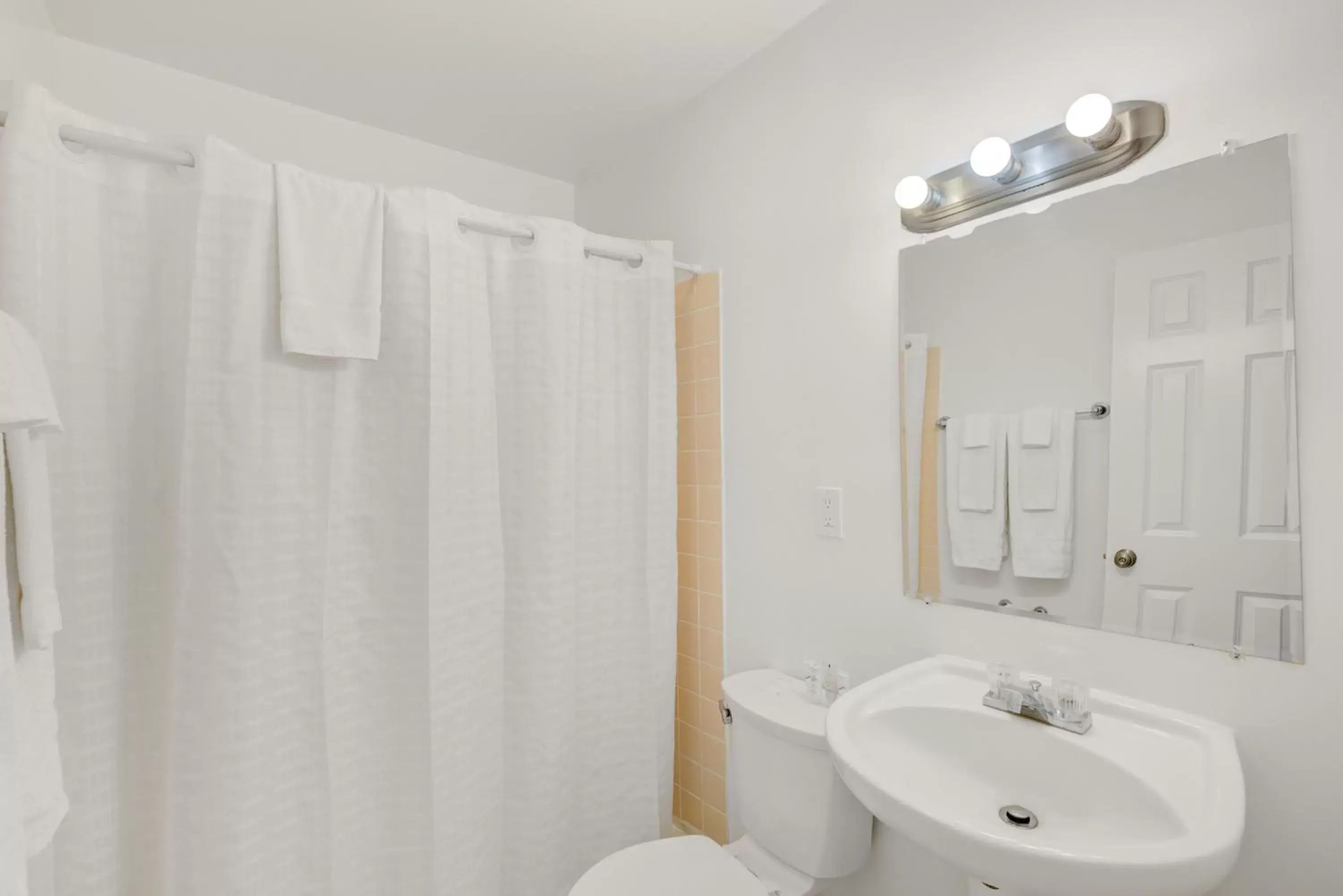 Standard Queen Room in BeachWalk at Sea Bright Standard Queen Room in BeachWalk at Sea Bright