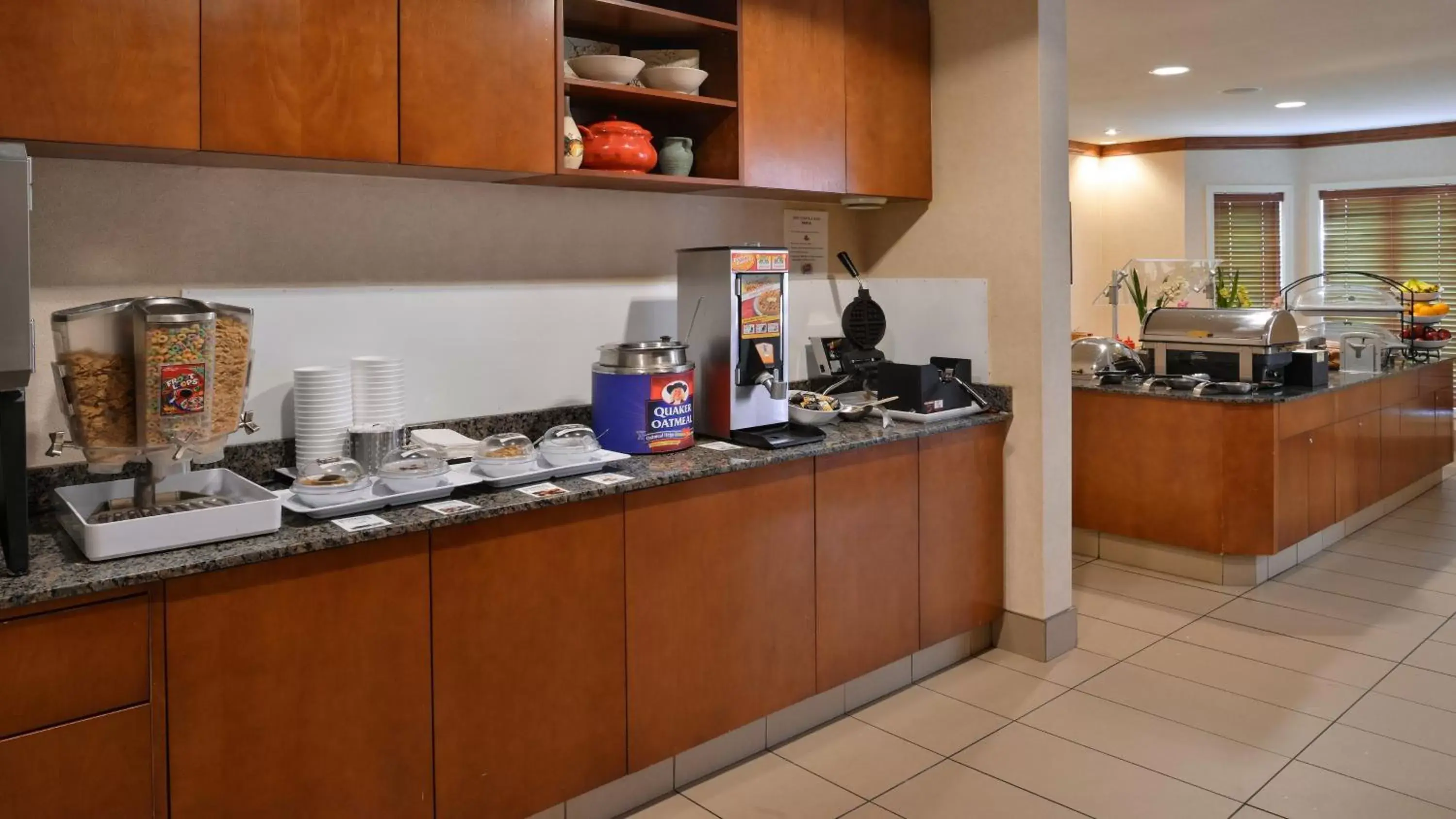 Breakfast, Kitchen/Kitchenette in Staybridge Suites - Calgary Airport, an IHG Hotel