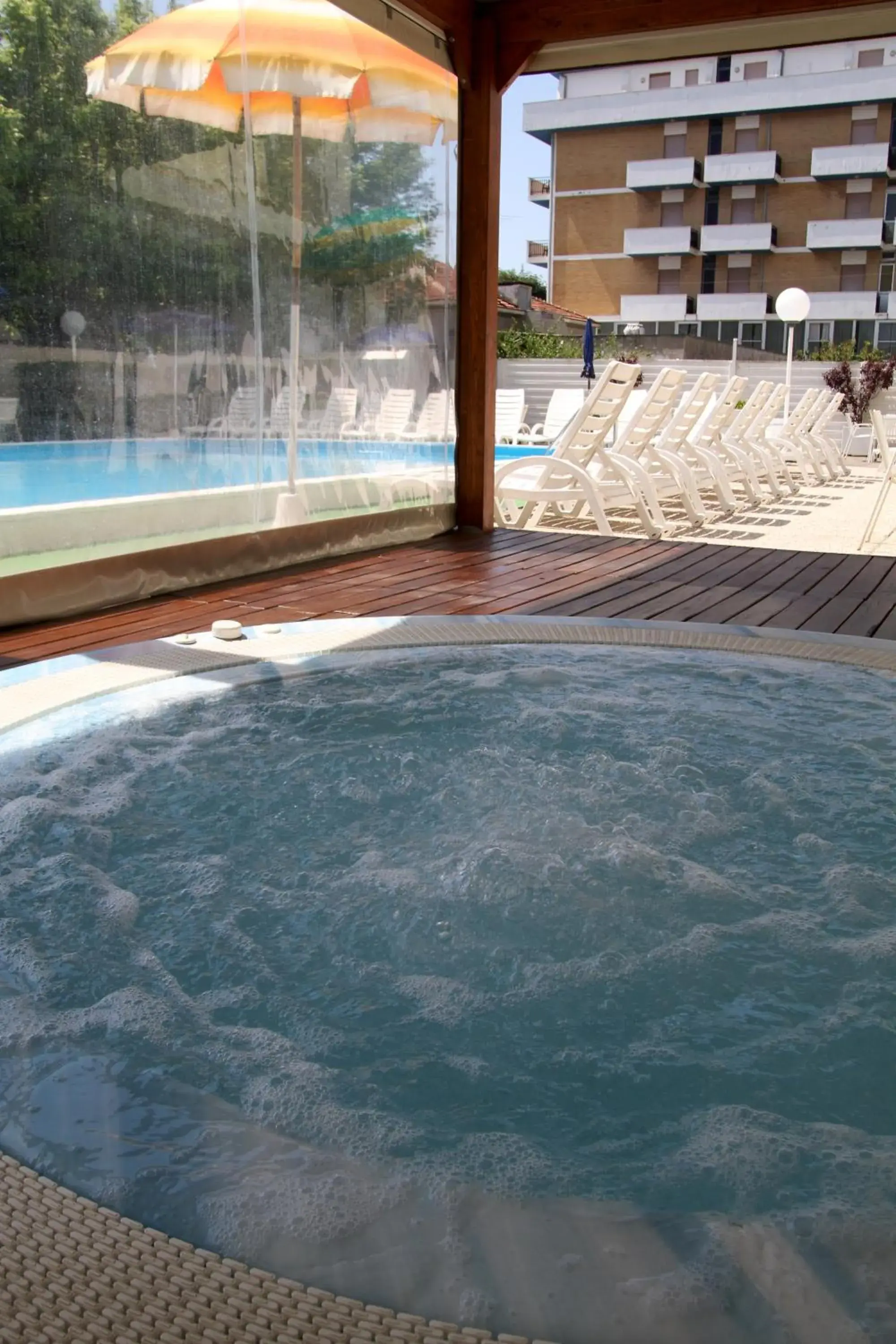 Hot Tub, Swimming Pool in Hotel Montmartre