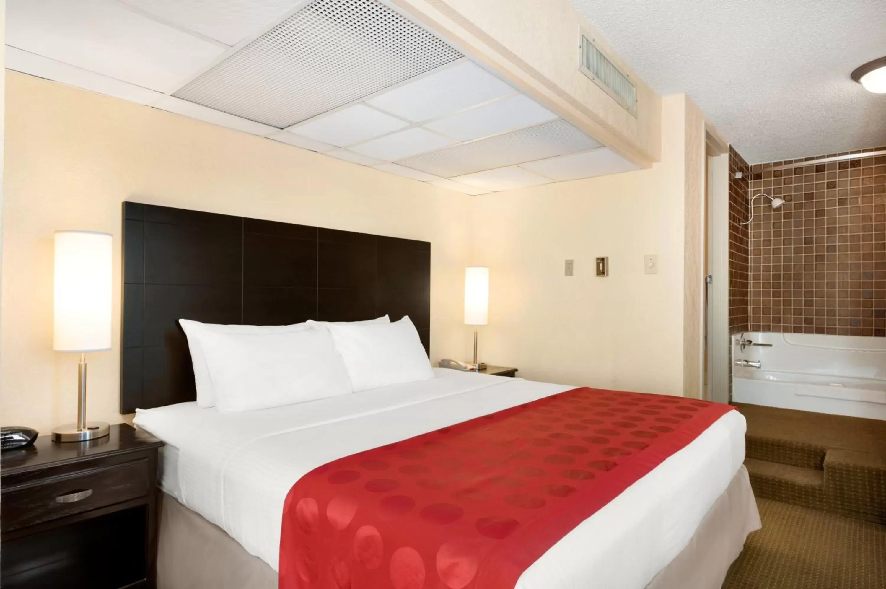 Bedroom, Bed in Ramada Plaza by Wyndham Gillette Conference Center