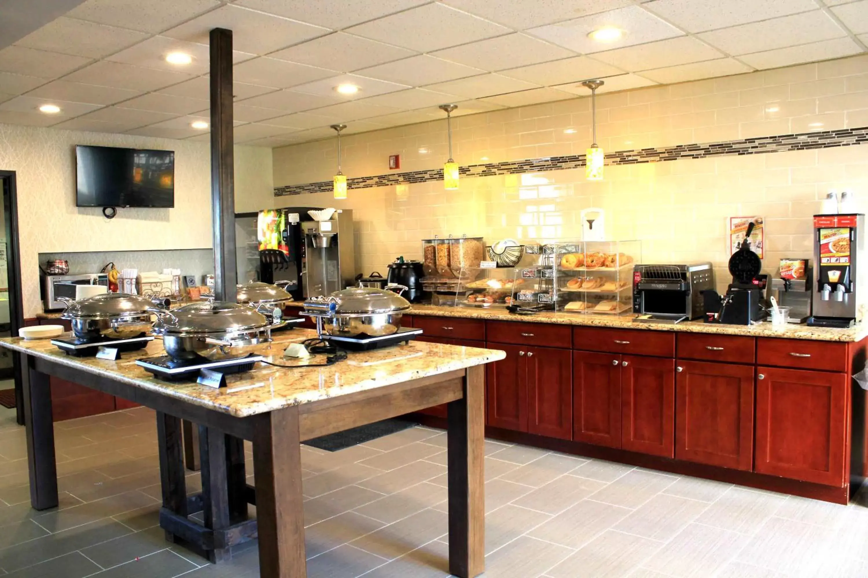 Continental breakfast, Restaurant/Places to Eat in Best Western Sky Valley Inn