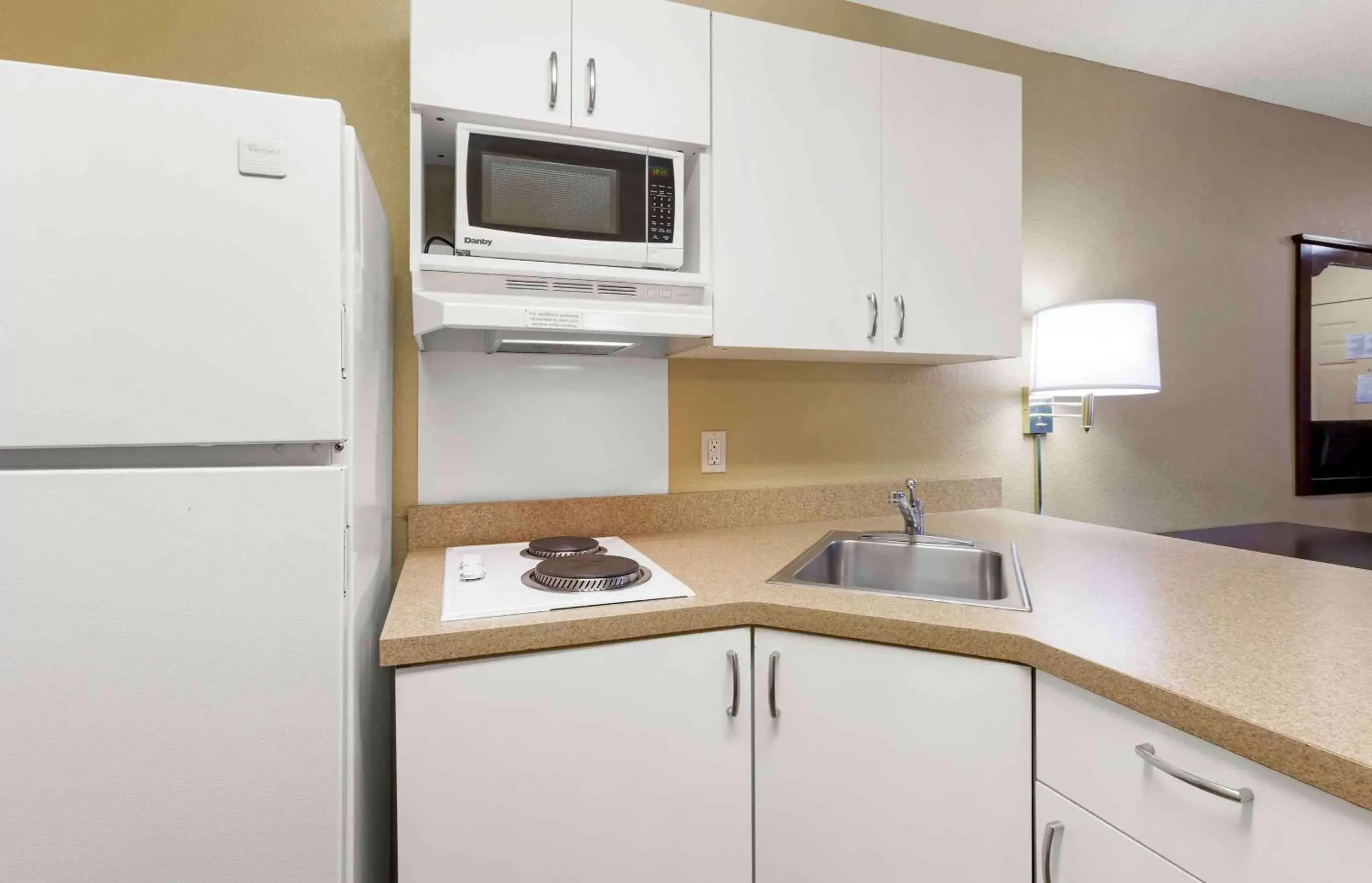 Bedroom, Kitchen/Kitchenette in Extended Stay America Select Suites - Raleigh - RDU Airport
