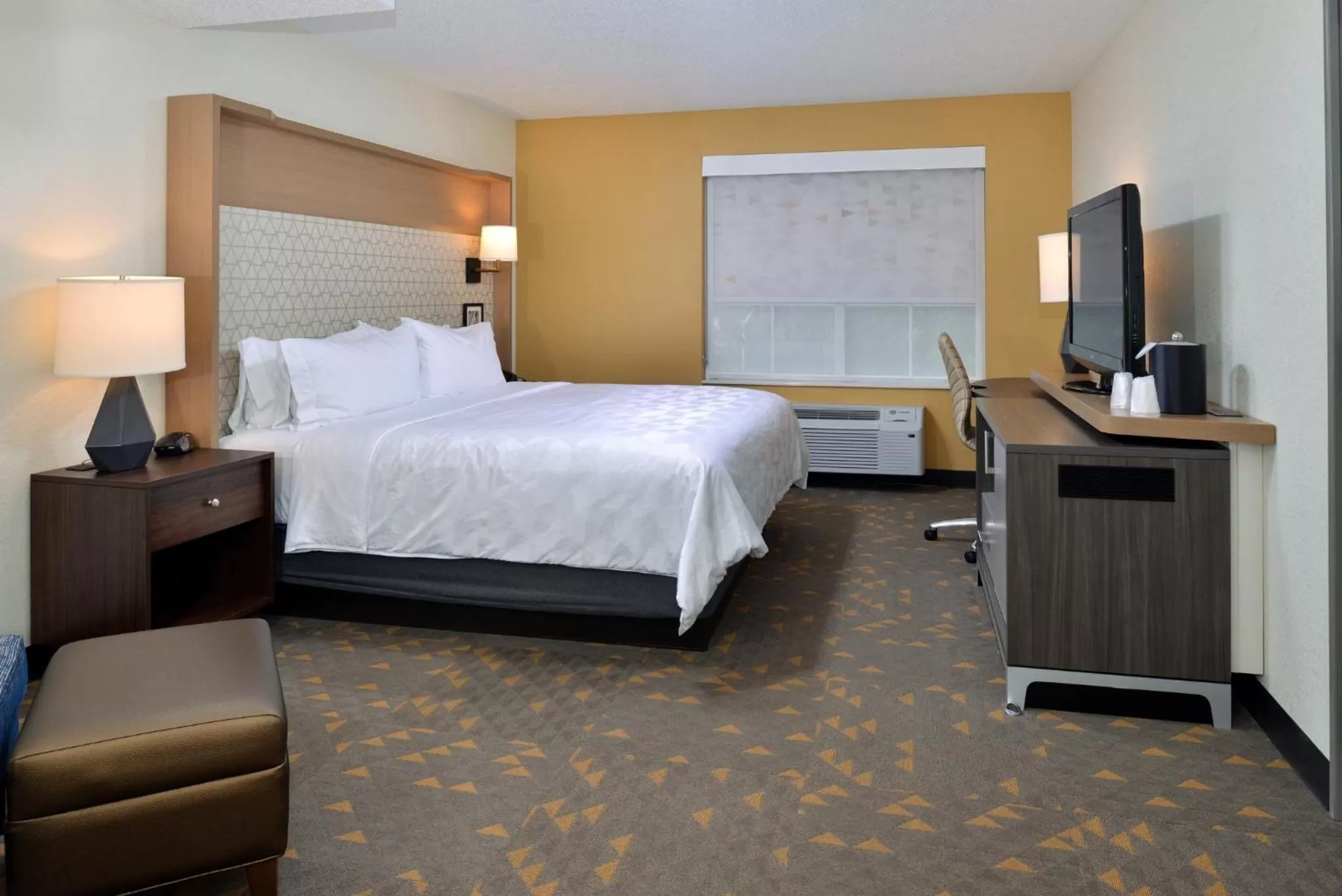 Photo of the whole room, Bed in Holiday Inn Hotel & Suites Overland Park-Convention Center by IHG