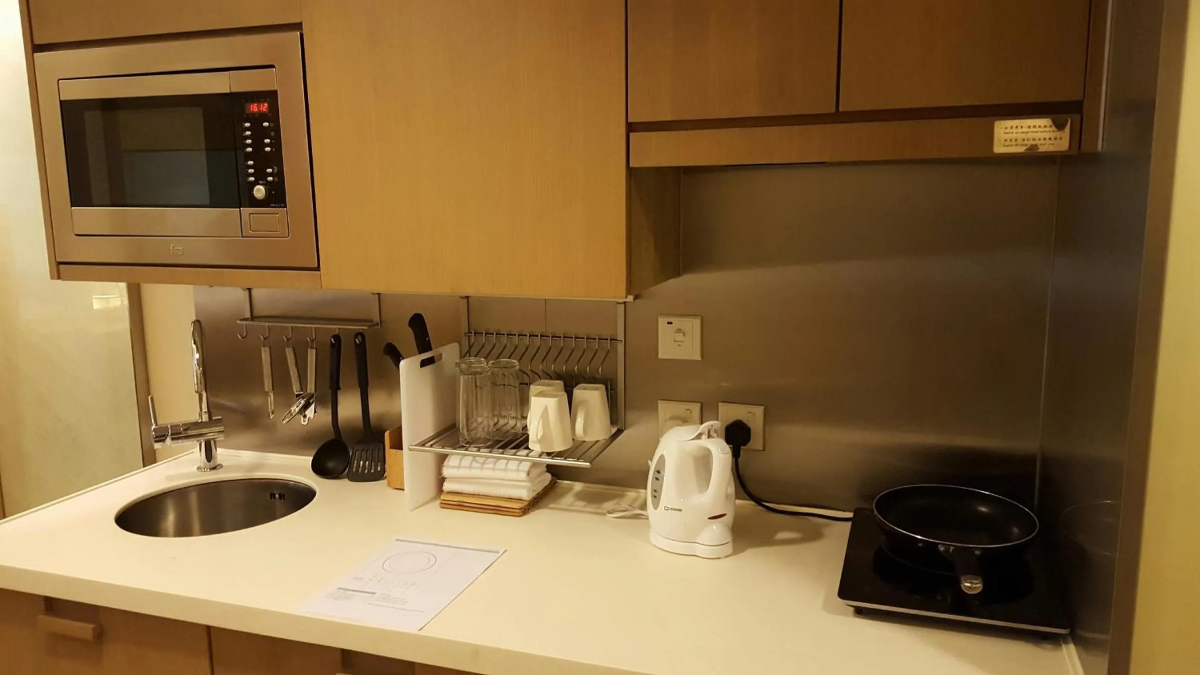 Kitchen or kitchenette in Royal View Hotel