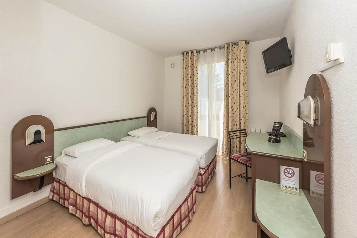 Bedroom, Bed in Hostellerie Saint Vincent Beauvais Aeroport