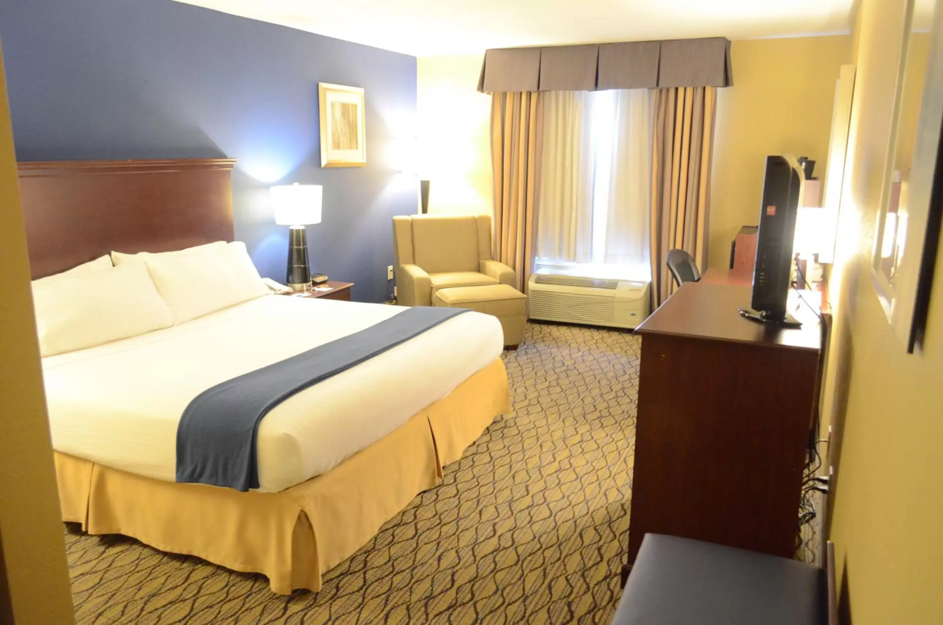 Bedroom, Bed in Holiday Inn Express Hotel & Suites Houston-Downtown Convention Center, an IHG Hotel