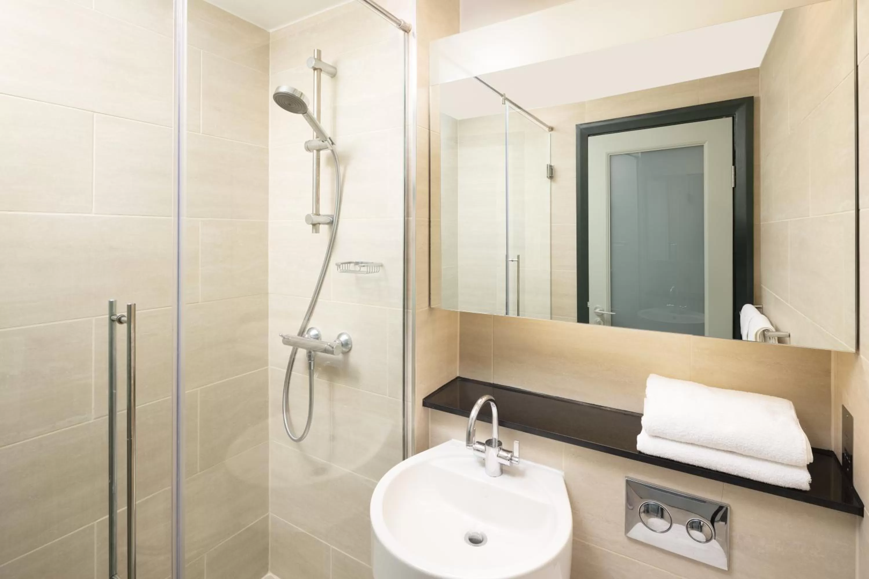 Bathroom in Four Points by Sheraton Edinburgh