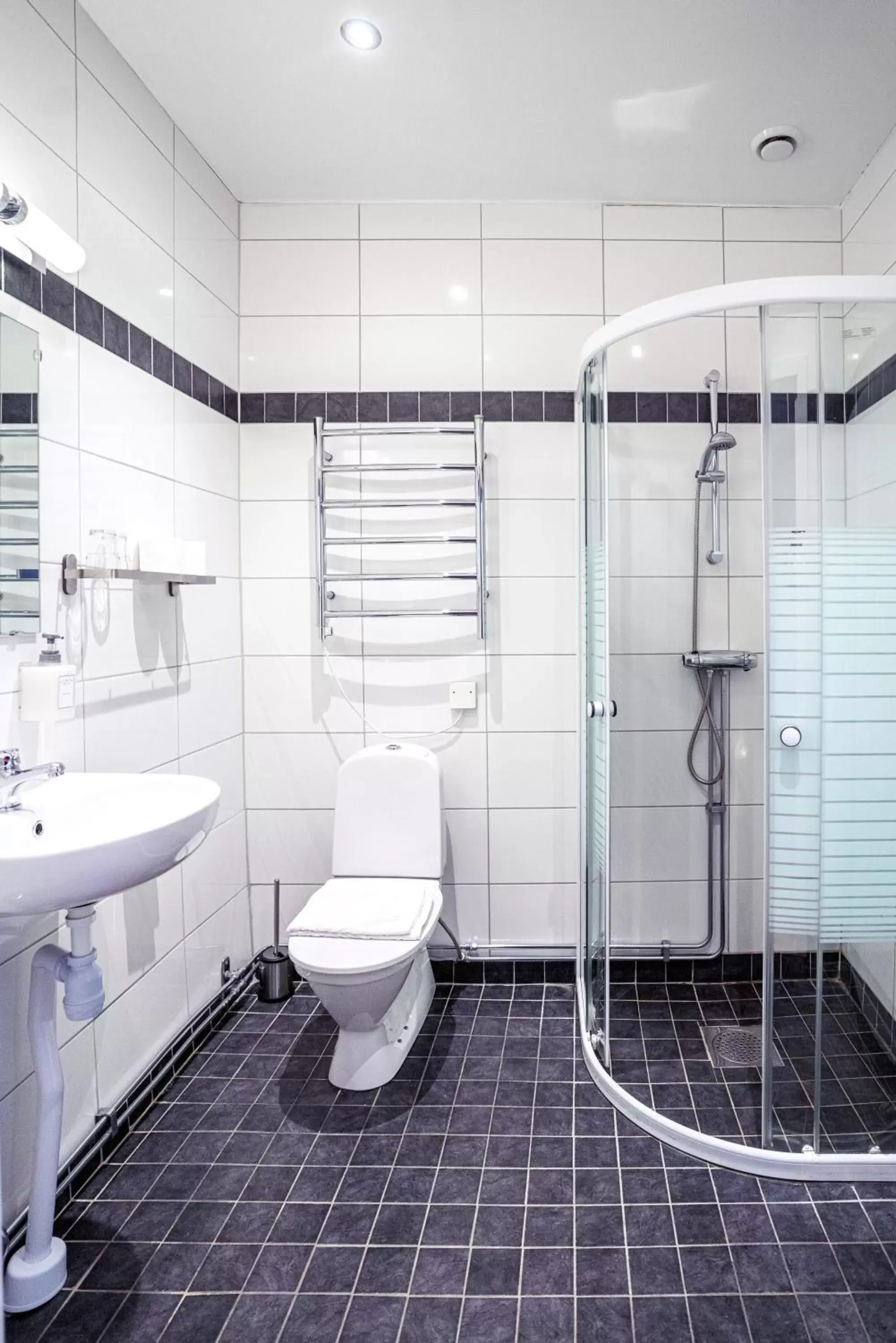 Shower, Bathroom in Queen's Hotel by First Hotels