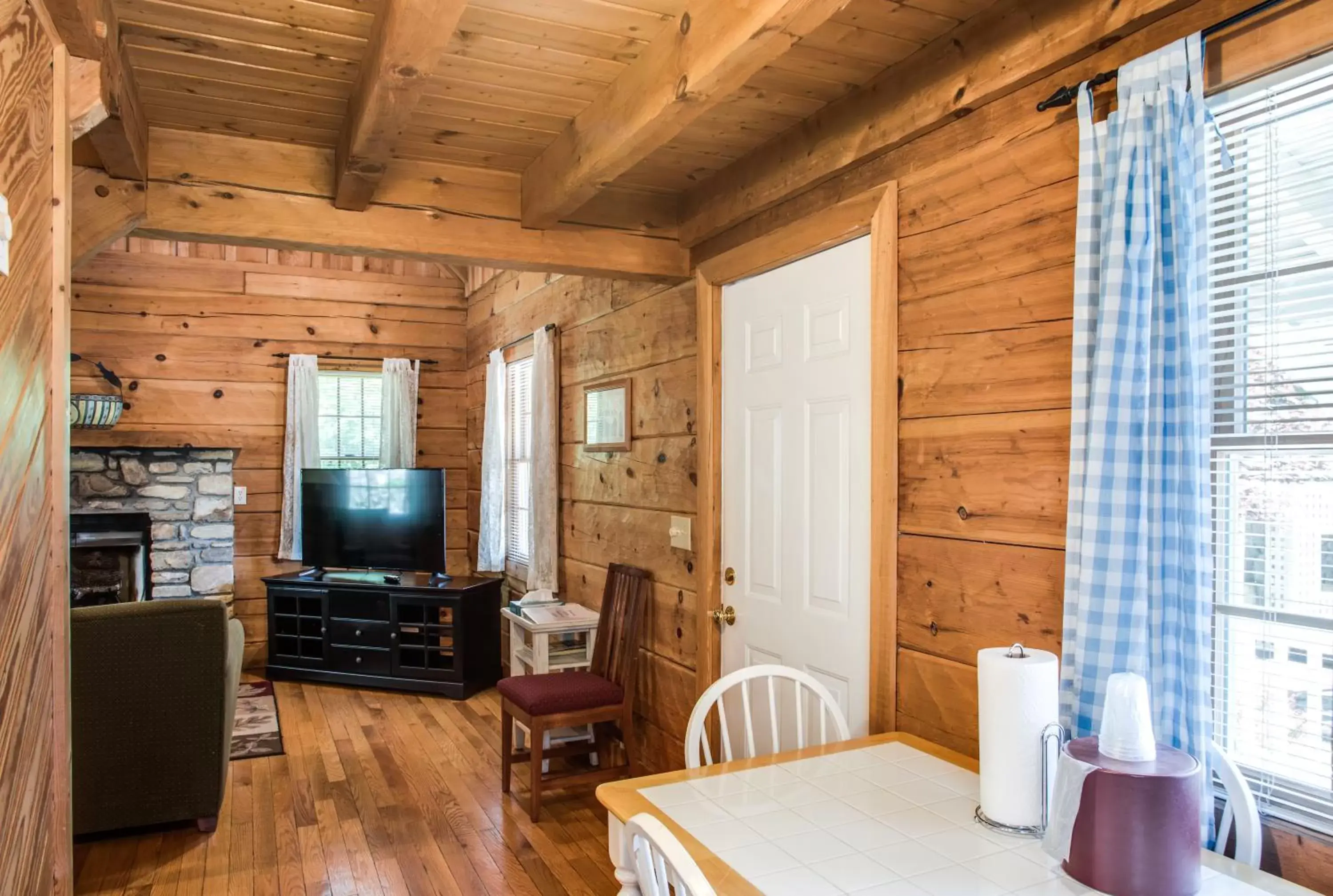 Seating Area in Boxwood Lodge Blowing Rock near Boone-University