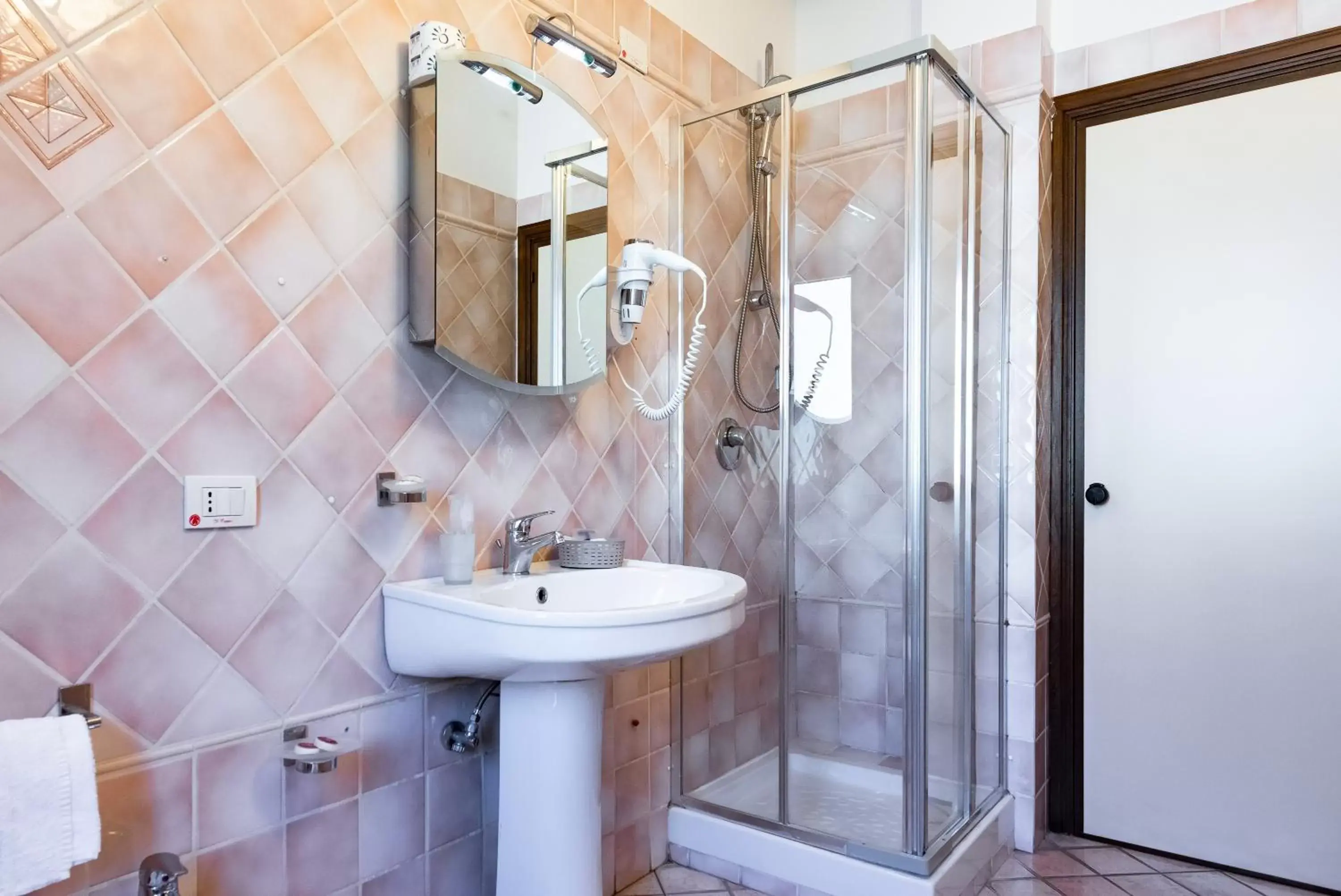 Shower, Bathroom in Hotel Il Ceppo