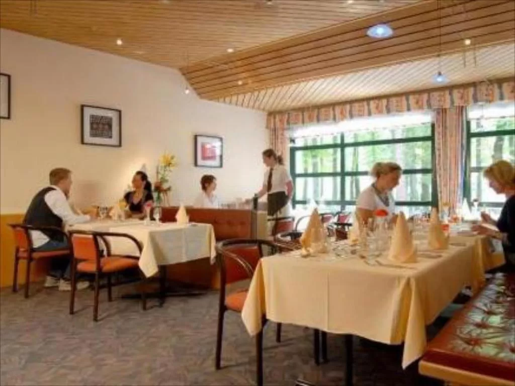 Restaurant/places to eat in Hotel Sherlock Holmes & Khana Restaurant "nur 200 m zur Gondelbahn Hasliberg"