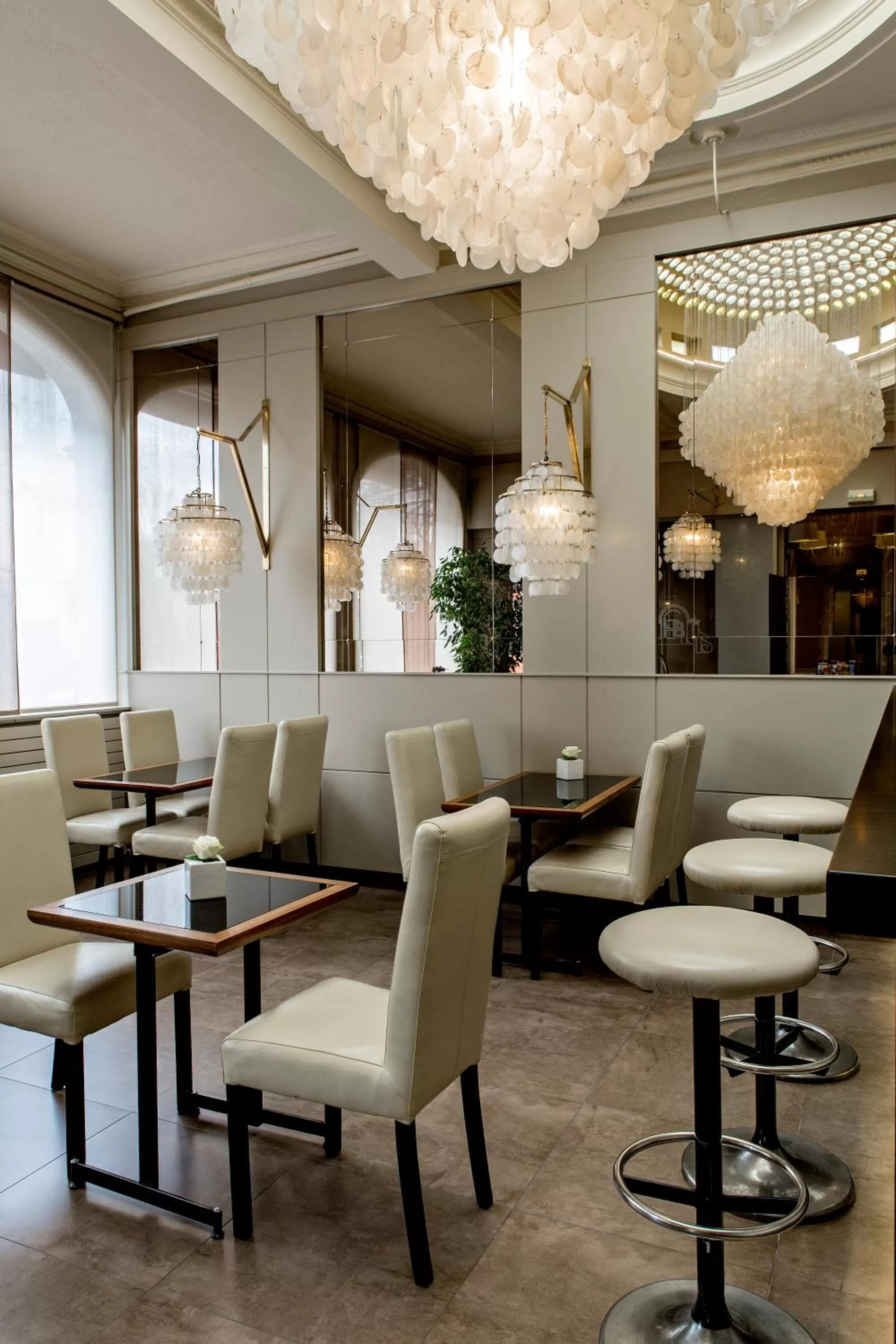 Lounge or bar in Best Western Grand Hotel de Bordeaux