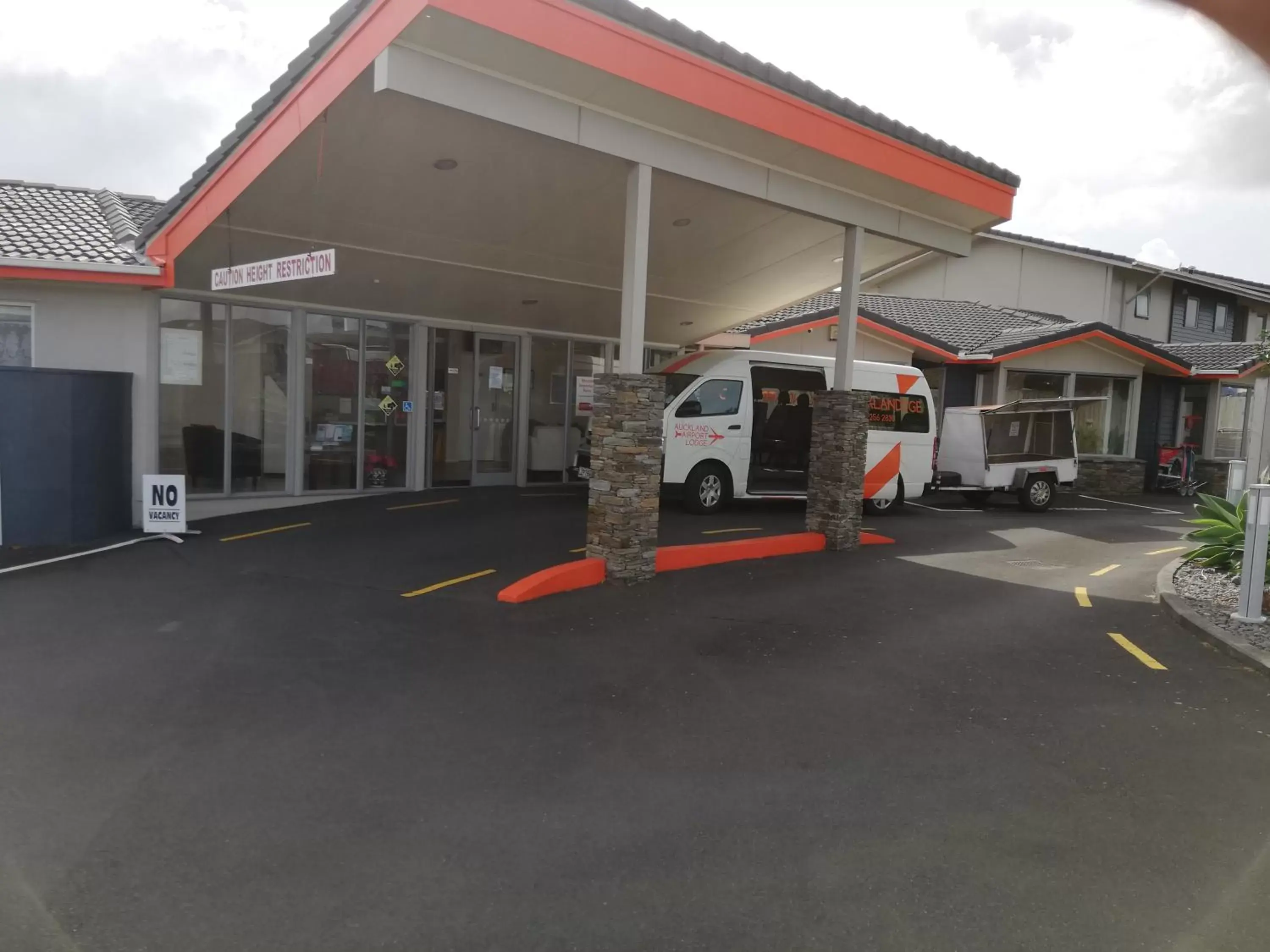 Facade/entrance, Property Building in Auckland Airport Lodge