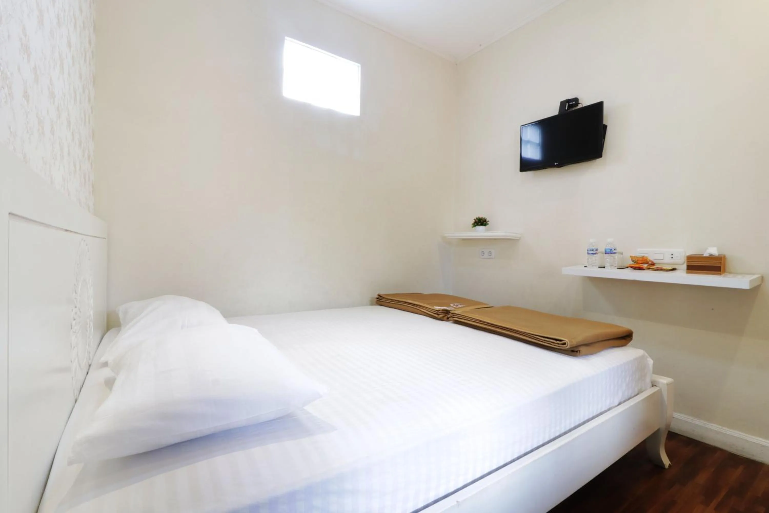 TV and multimedia, Bed in Jayagiri Guesthouse By Belgareti