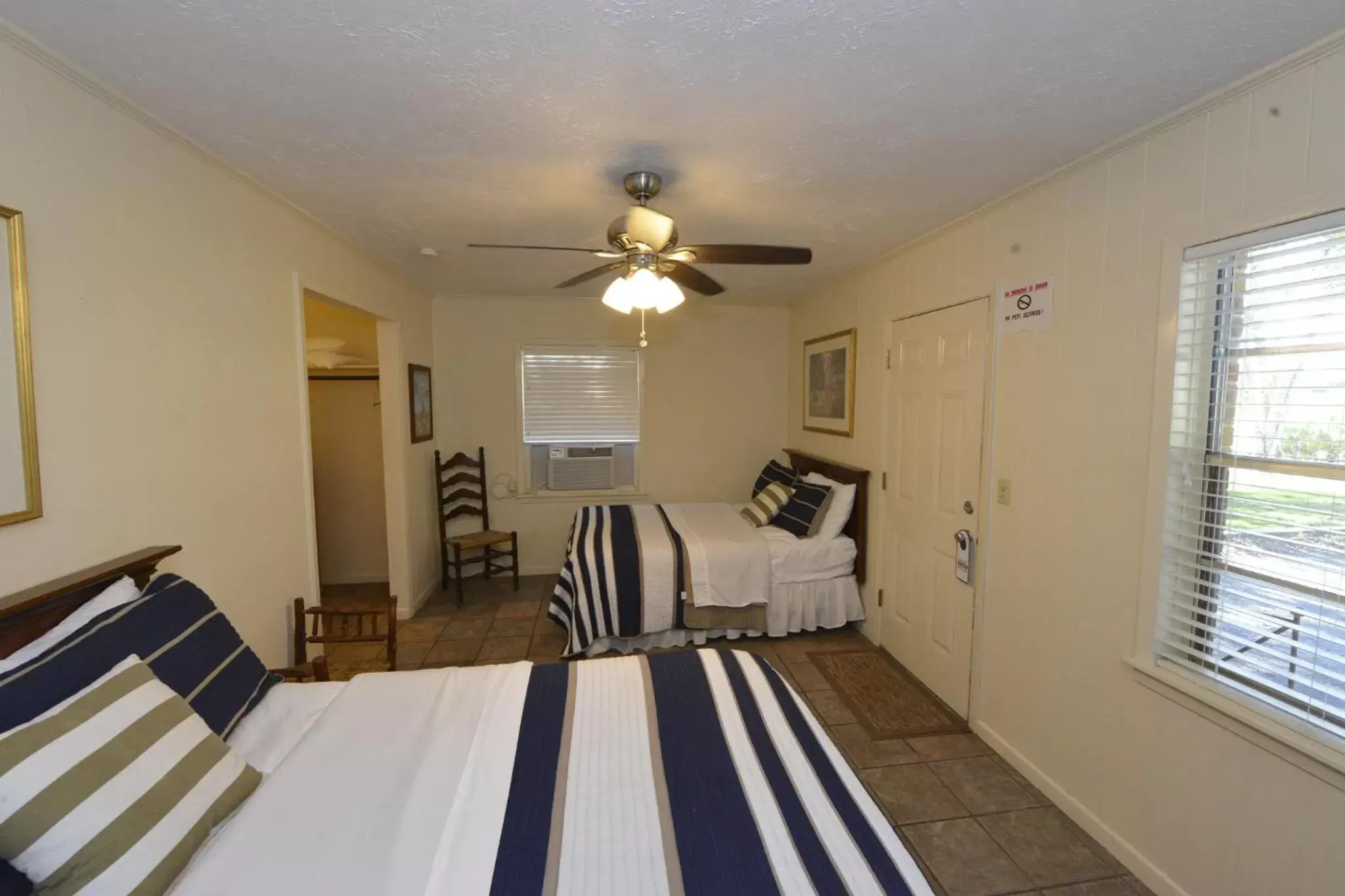 Bed in Shiner Country Inn Bed in Shiner Country Inn