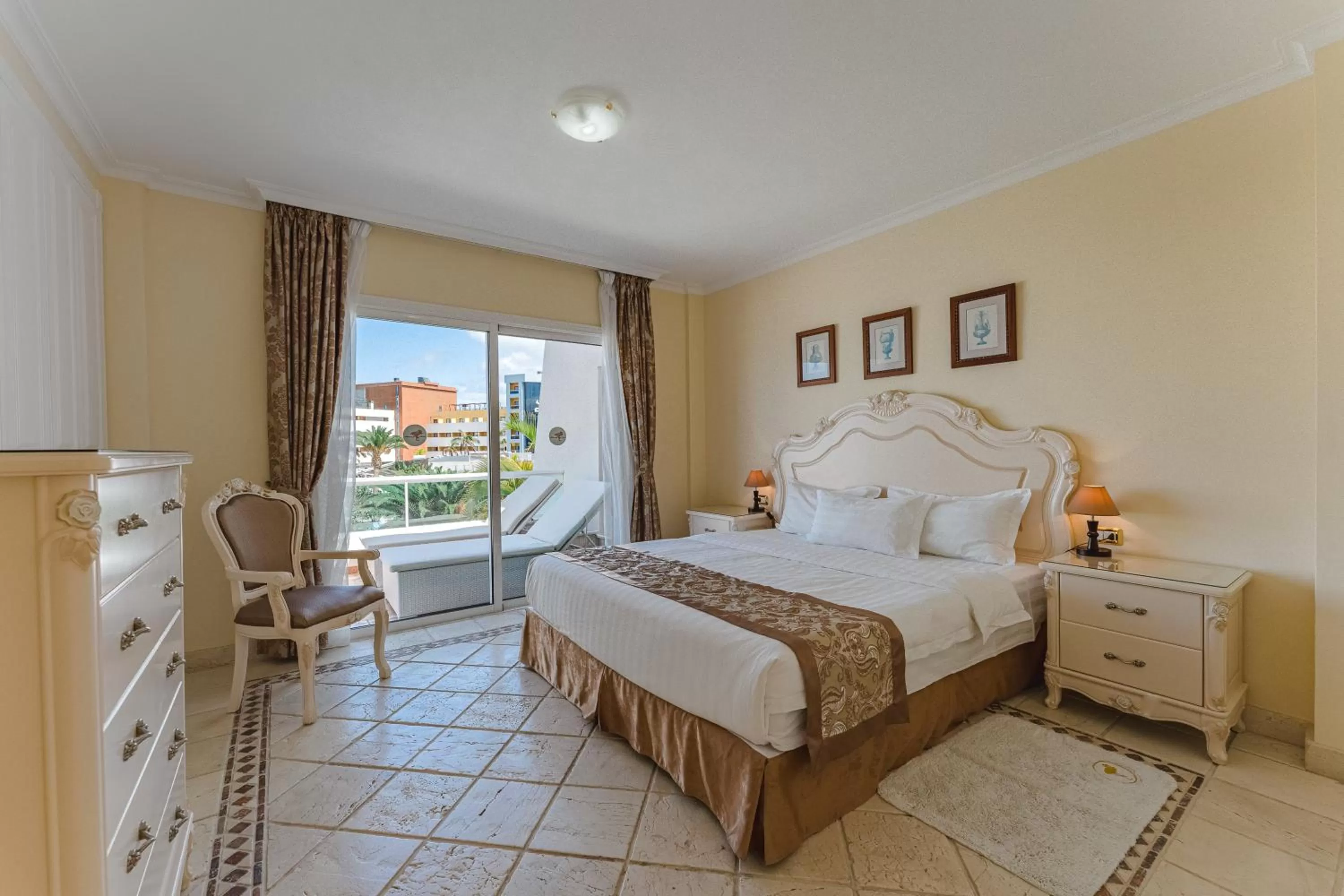 Photo of the whole room, Bed in Flamingo Suites Boutique Hotel