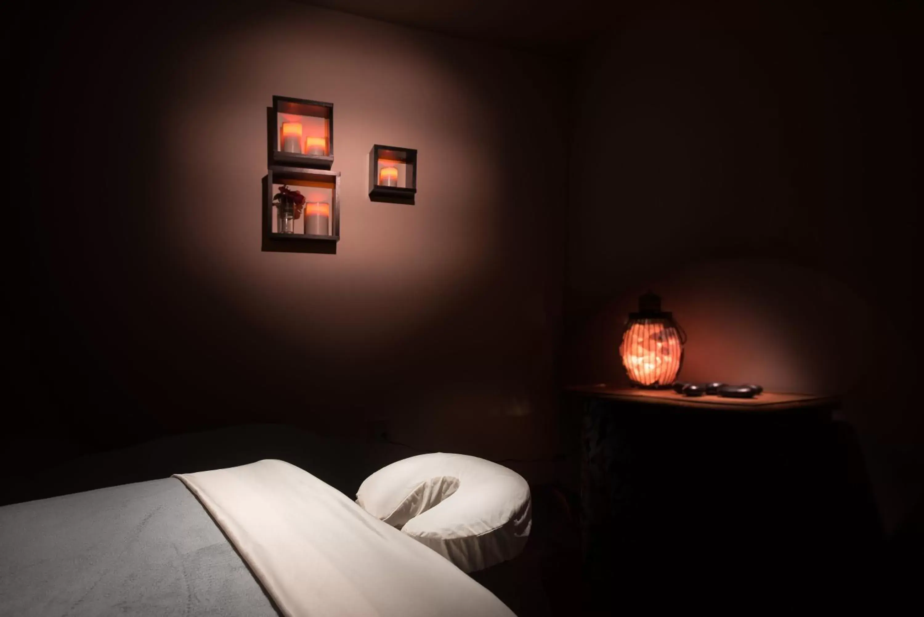 Massage, Bed in Palm Mountain Resort & Spa