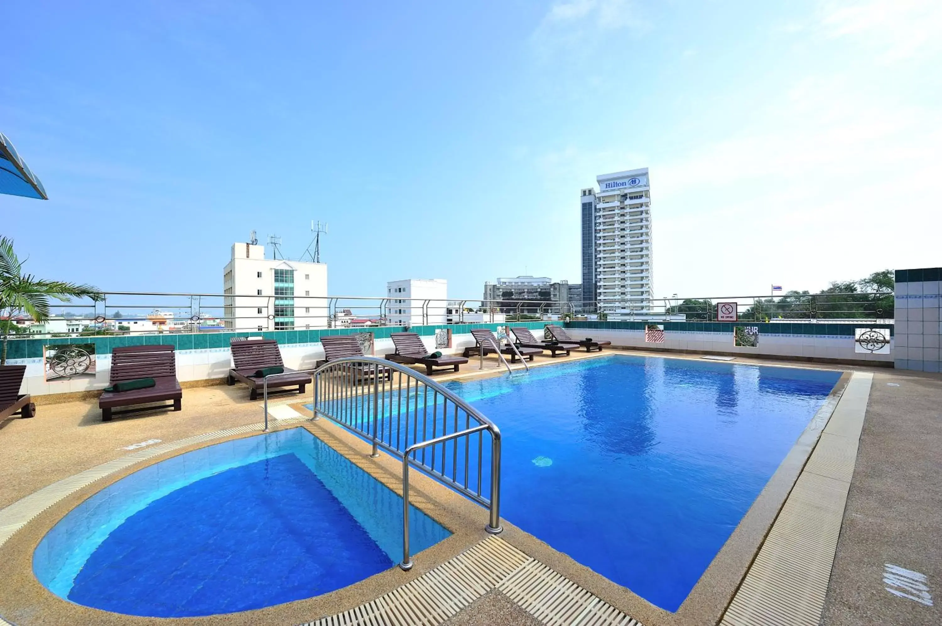 Swimming Pool in Thipurai City Hotel