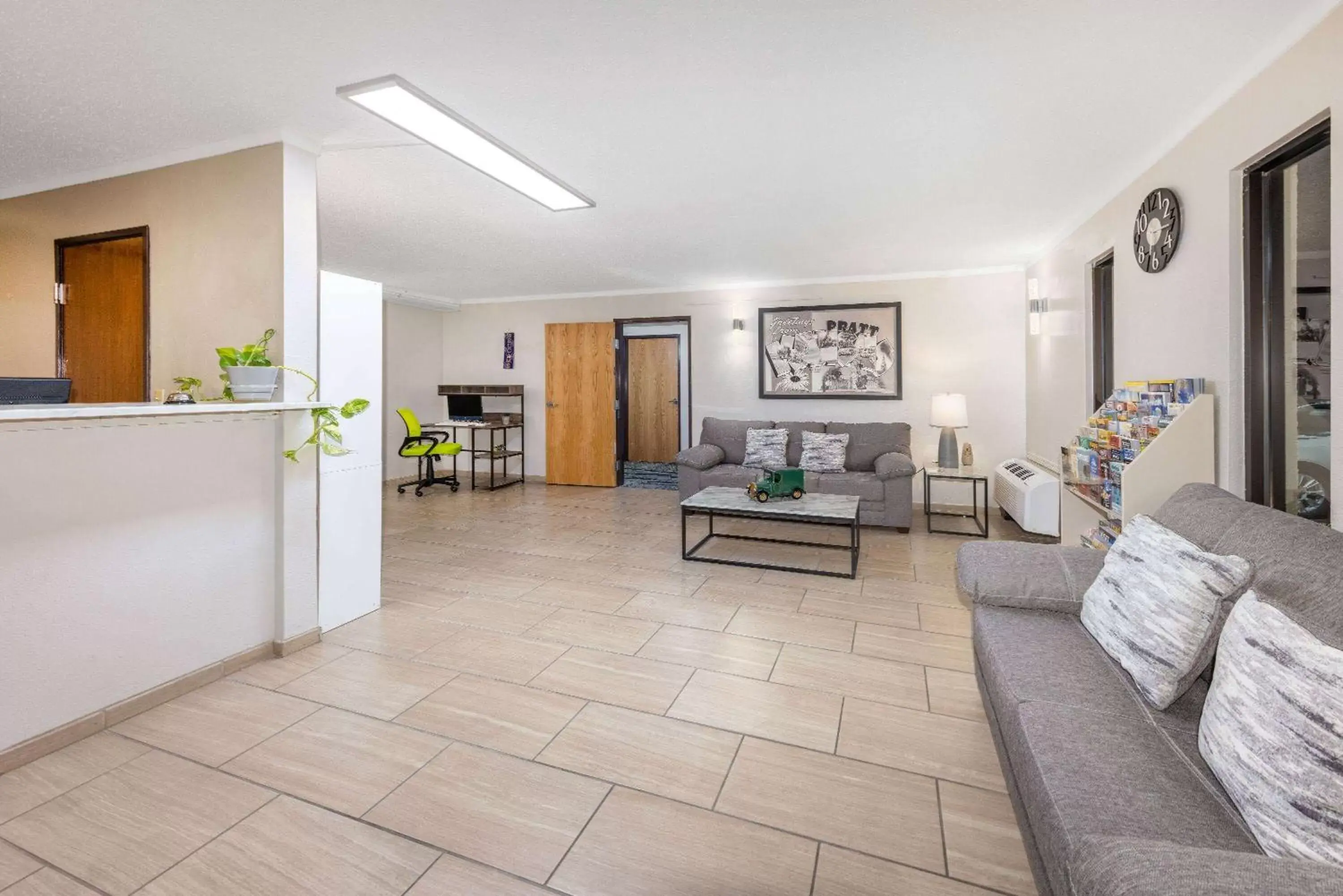 Lobby or reception in Super 8 by Wyndham Pratt Lobby or reception in Super 8 by Wyndham Pratt