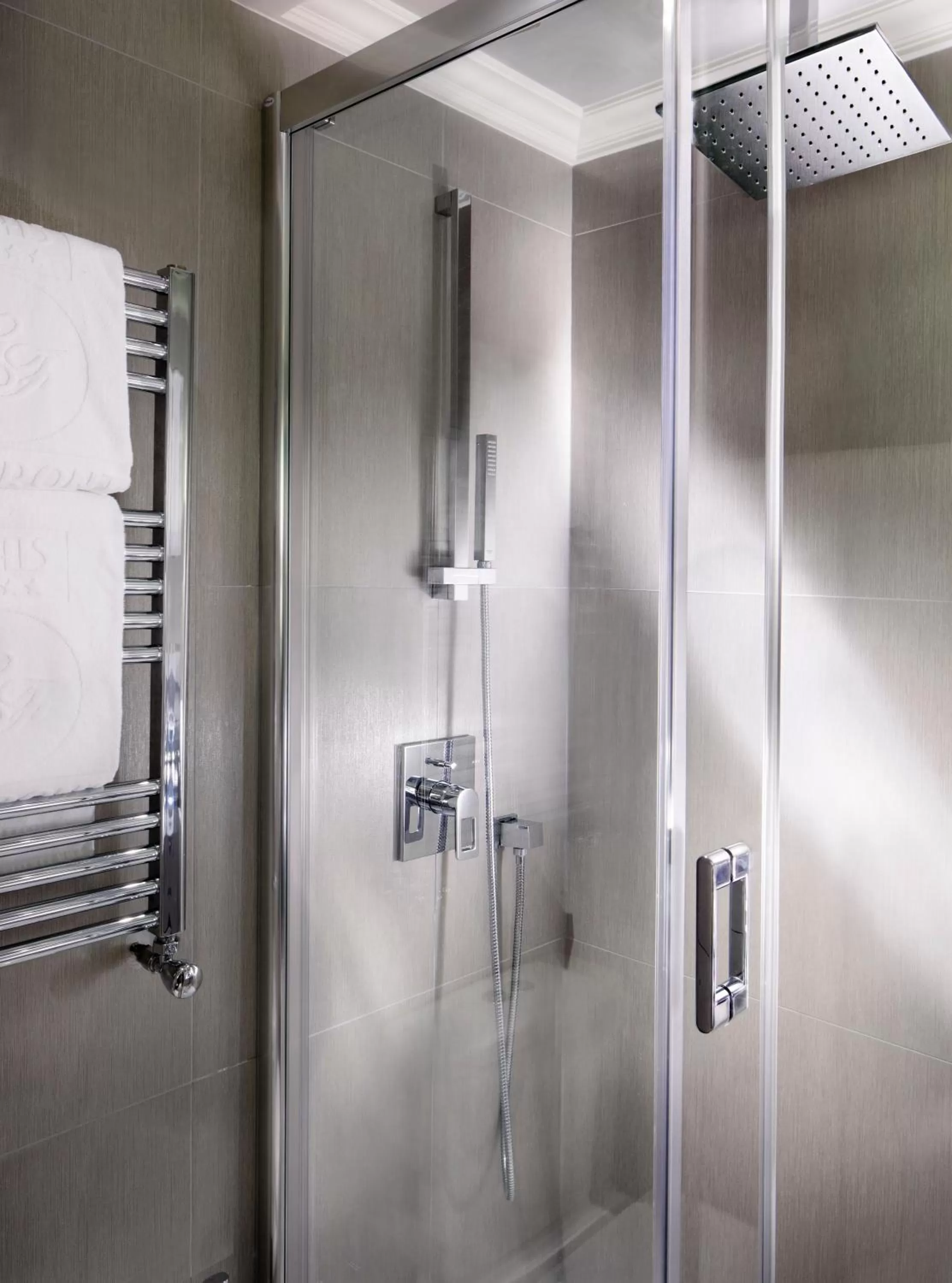 Bathroom in Splendid Etoile