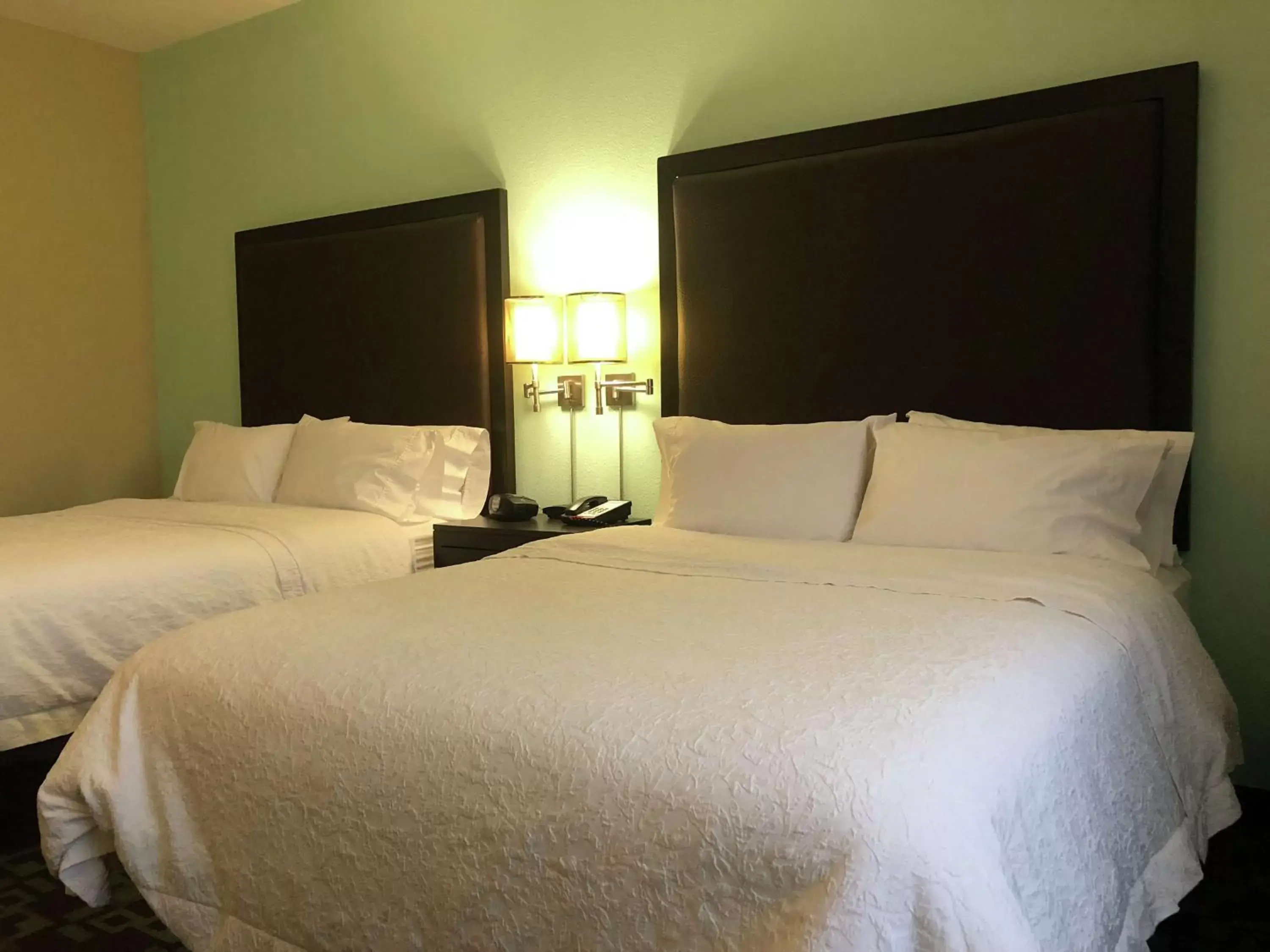 Bed in Hampton Inn & Suites Nashville at Opryland
