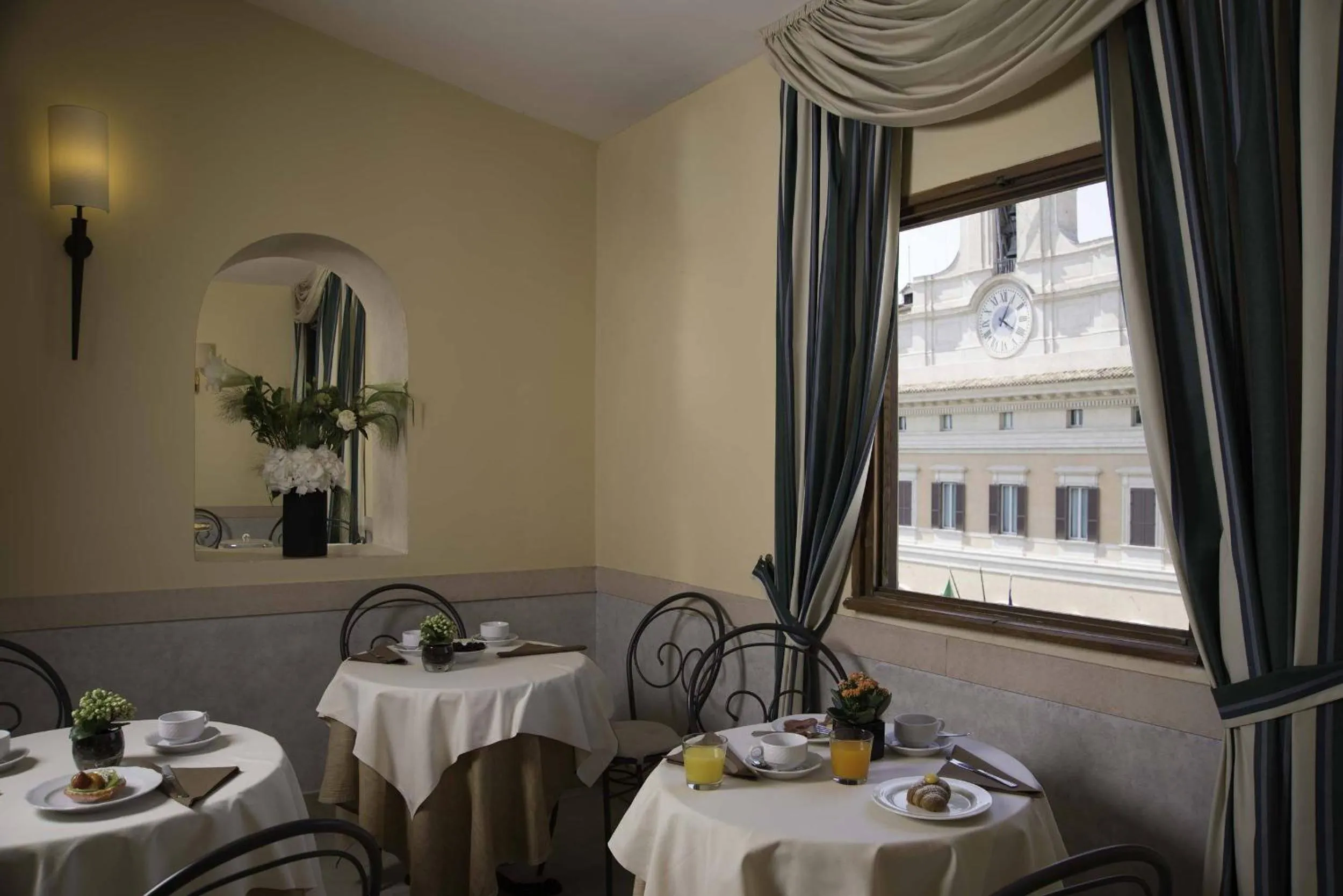 Restaurant/places to eat in Colonna Palace Hotel