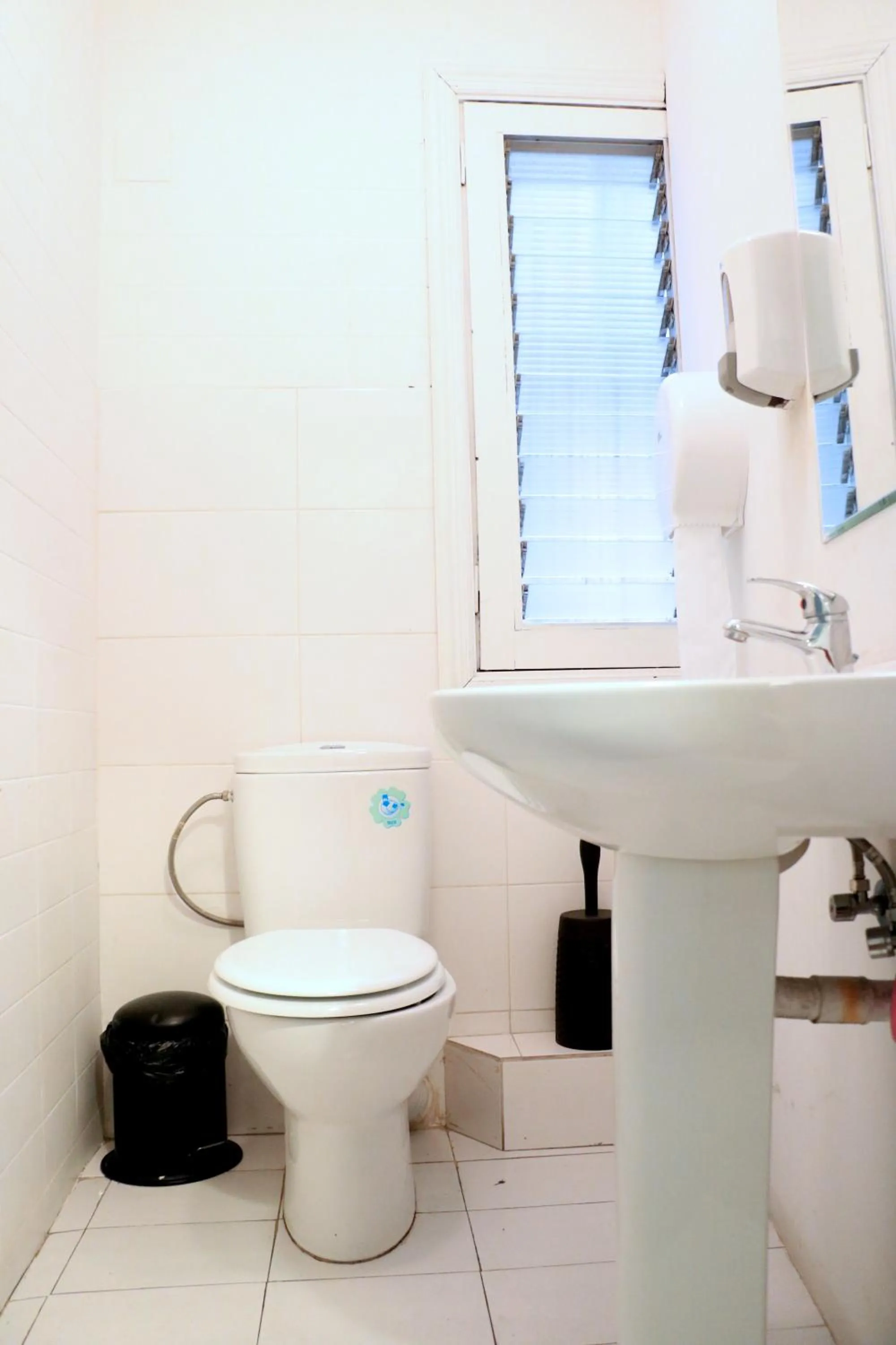Toilet in Casa Barcelo Hostel Barcelona