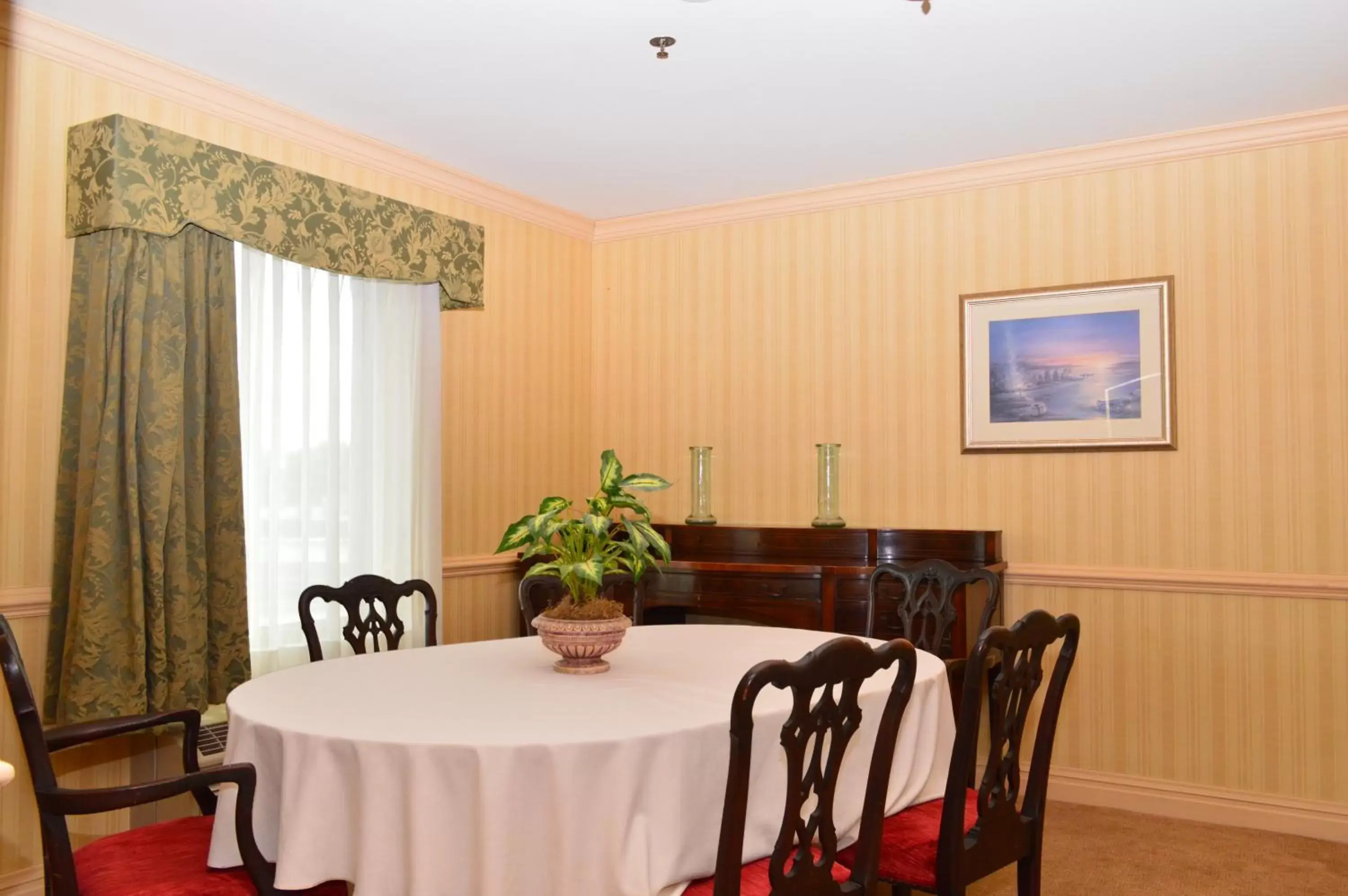 Bathroom, Dining Area in Manchester Inn & Suites