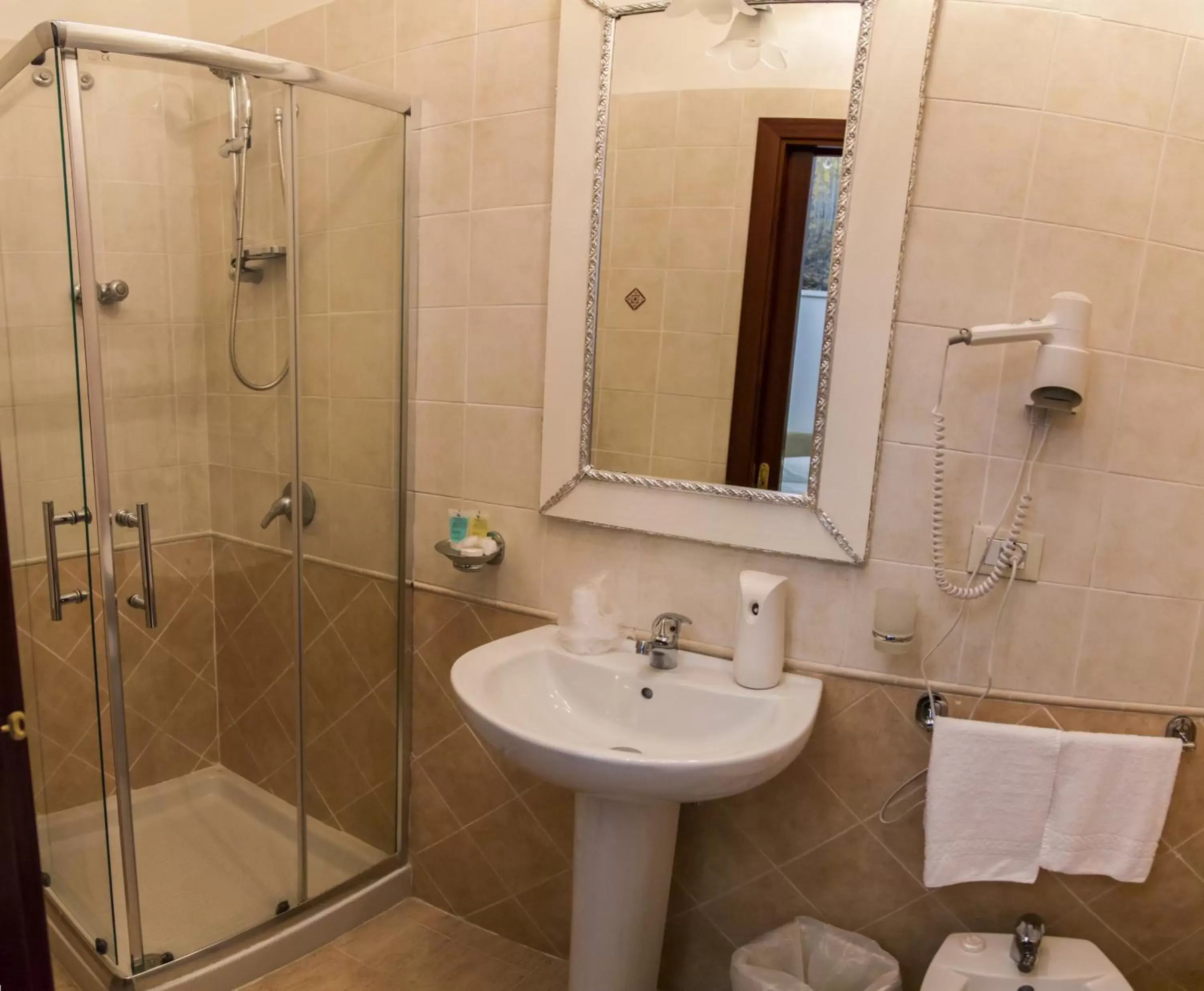 Shower, Bathroom in Hotel des Artistes