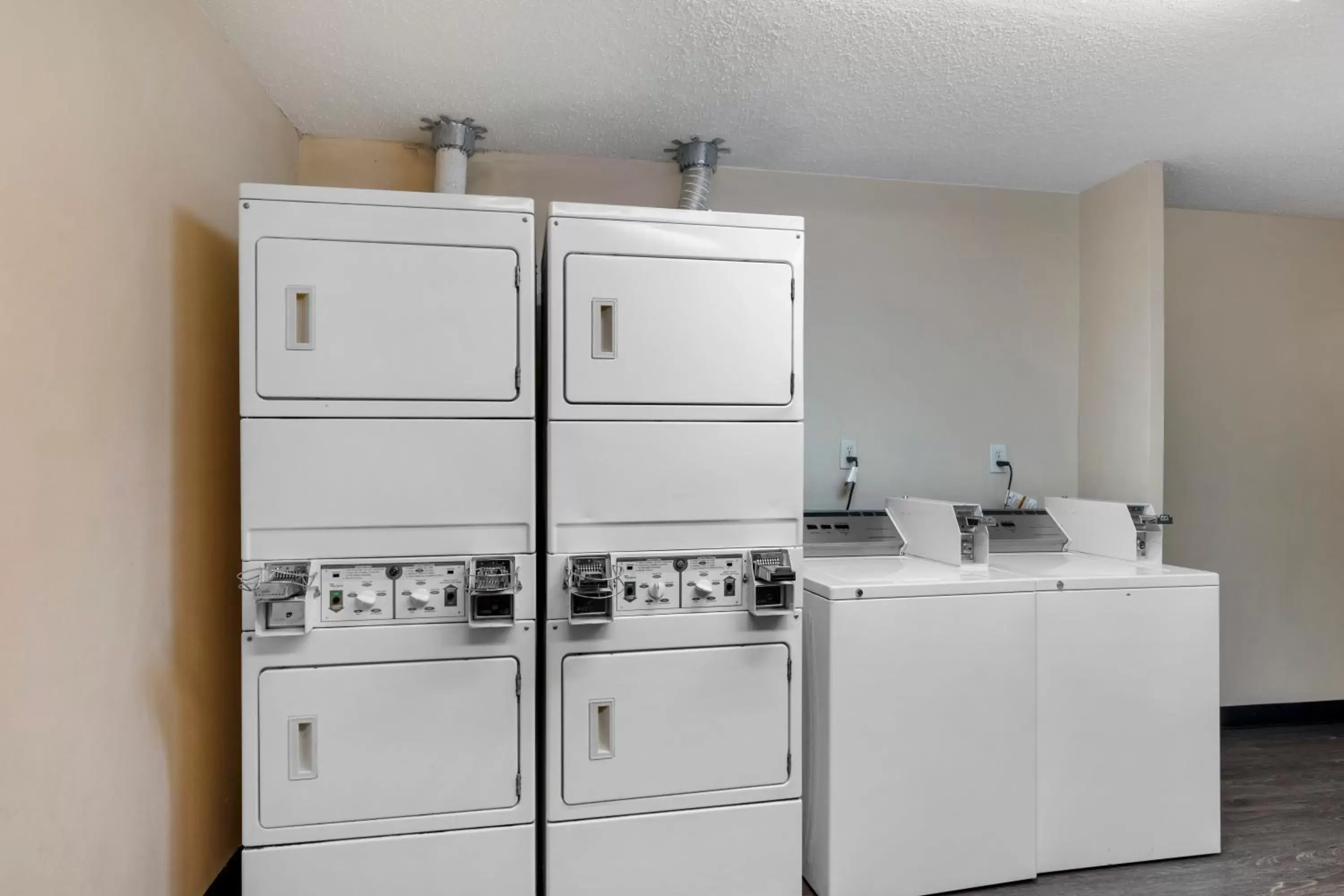 Kitchen/Kitchenette in Comfort Suites DFW Airport