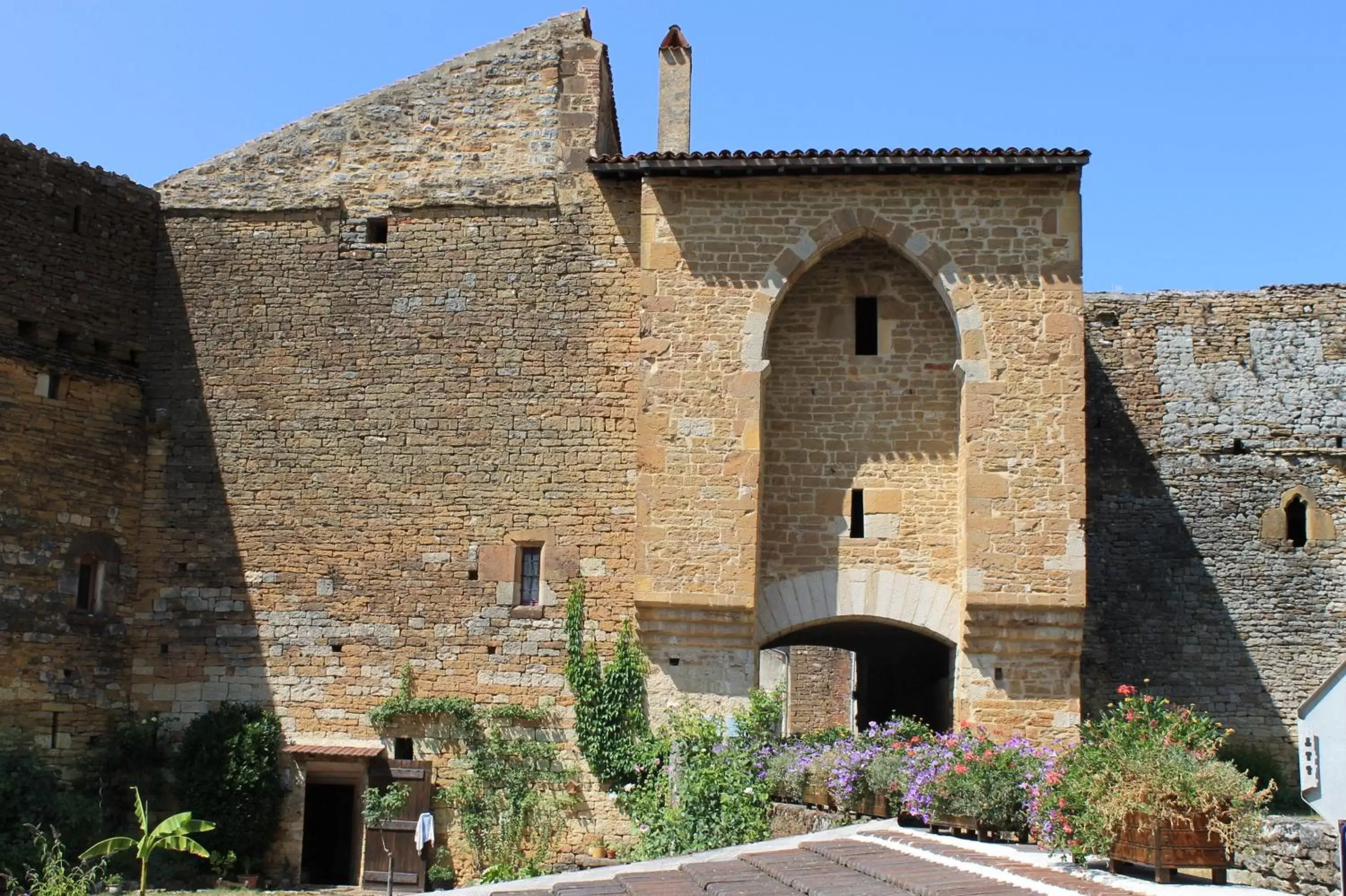 Nearby landmark, Property Building in Hotel Le Bourgogne