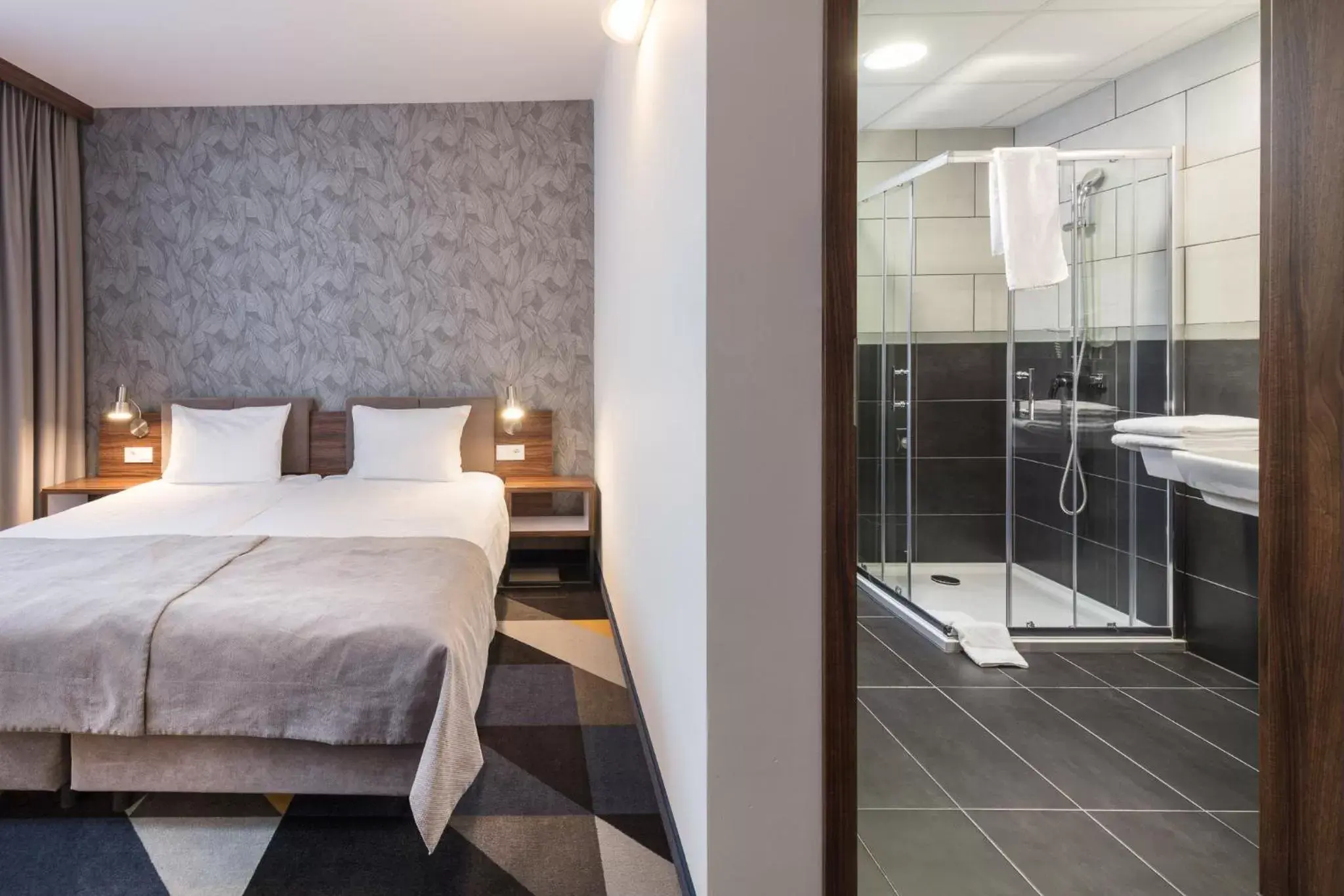 Shower, Bed in Vulcan Hotel Shower, Bed in Vulcan Hotel