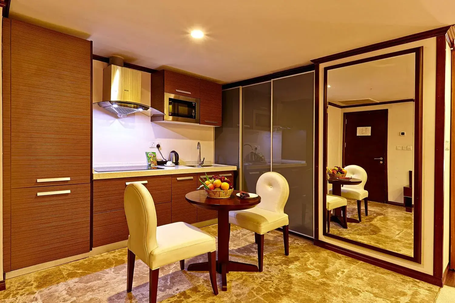 Kitchen or kitchenette, Dining Area in Six Seasons Hotel
