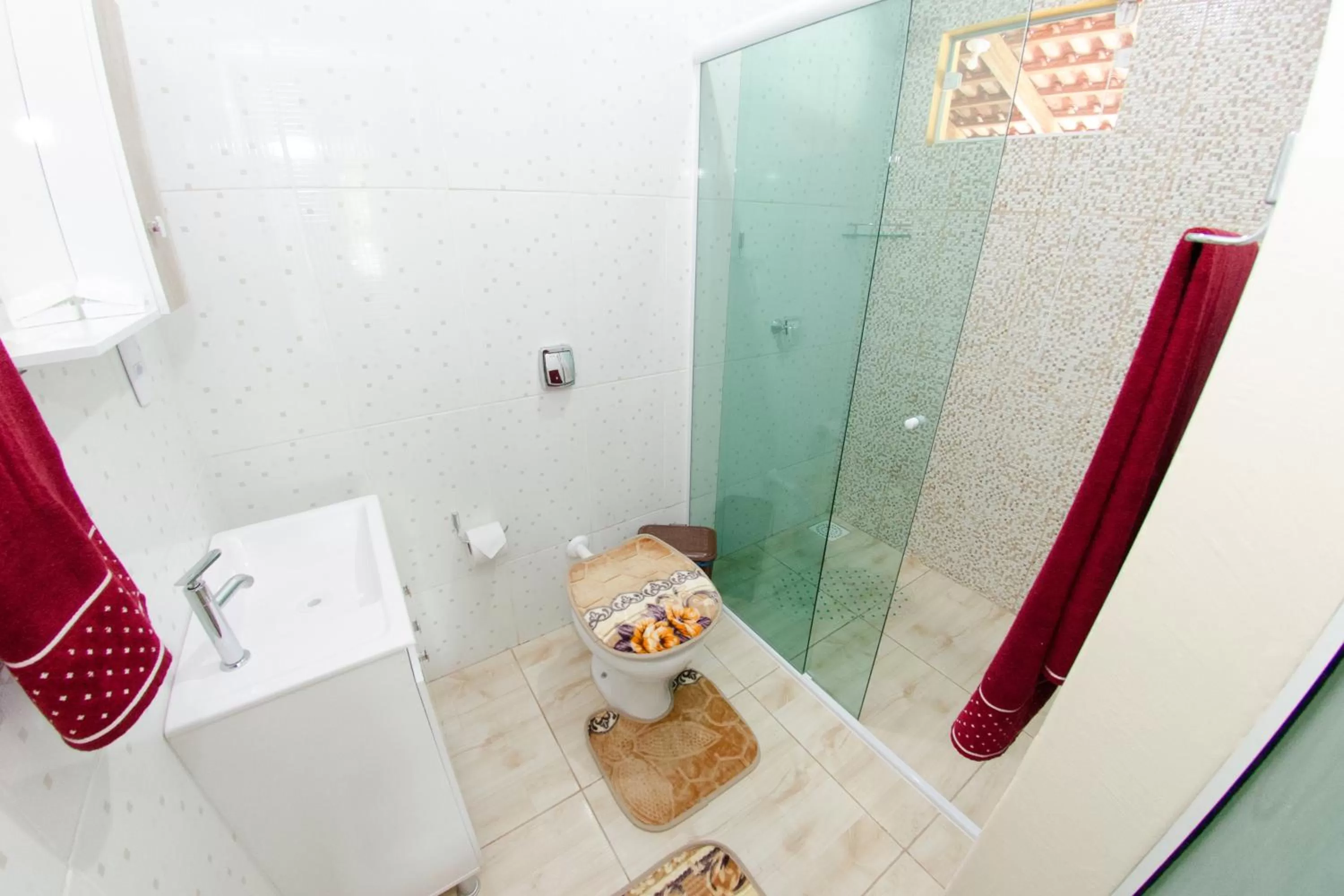 Shower, Bathroom in Pousada Família Cordeiro