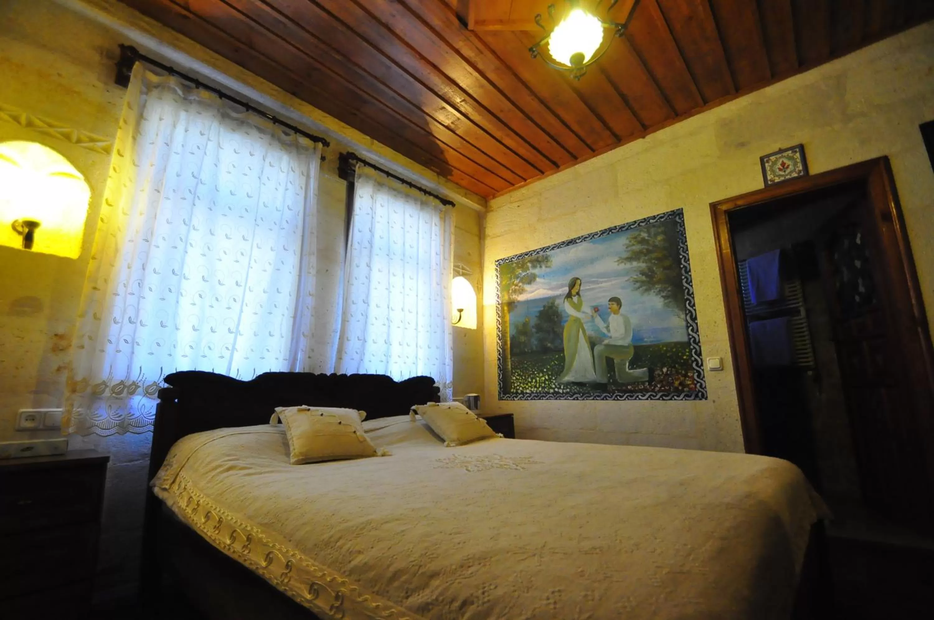 Photo of the whole room, Bed in Kismet Cave House